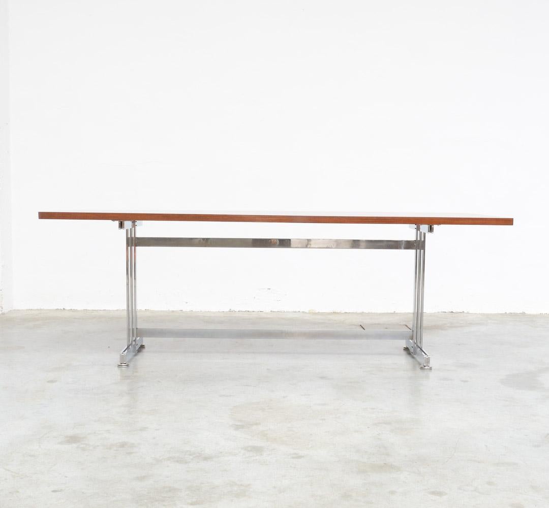 This high quality dining table was designed by Jules Wabbes in the 1970s.
It features a strong chromed steel base and a rosewood veneered barrel-shaped top.
This high quality piece of furniture is in very good vintage condition.