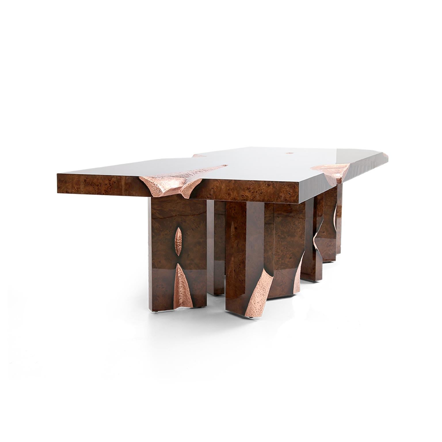Dieser kunstvoll gefertigte Tisch, der durch sein Zusammenspiel von Formen und Proportionen besticht, ist ein Markenzeichen für hervorragende Handwerkskunst und innovatives Design. Der Stil dieses exklusiven Tisches hebt sich von allen Klischees ab.