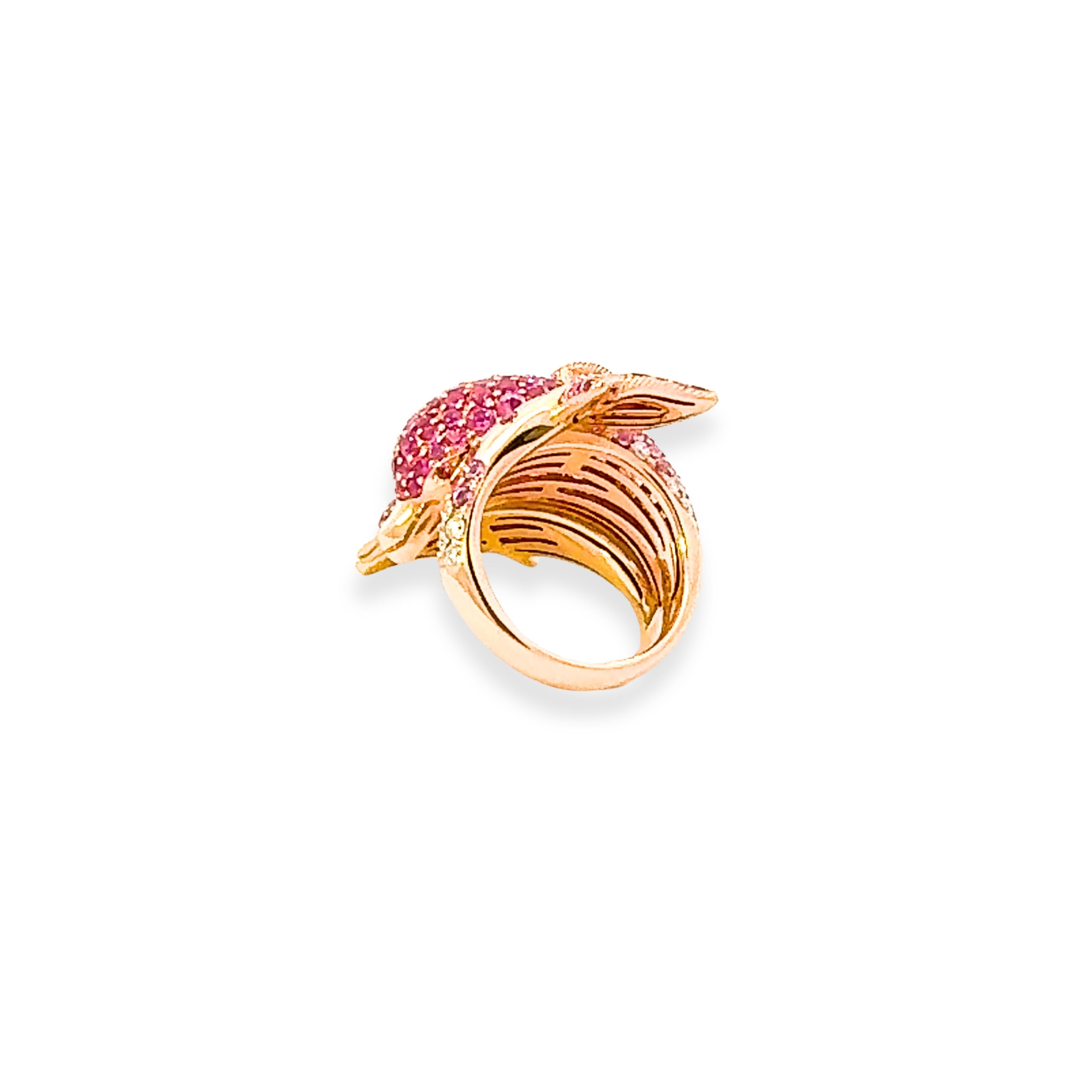 Bague exclusive en or jaune 18K pour dauphin, saphir rose et diamant Neuf - En vente à Genève, GE
