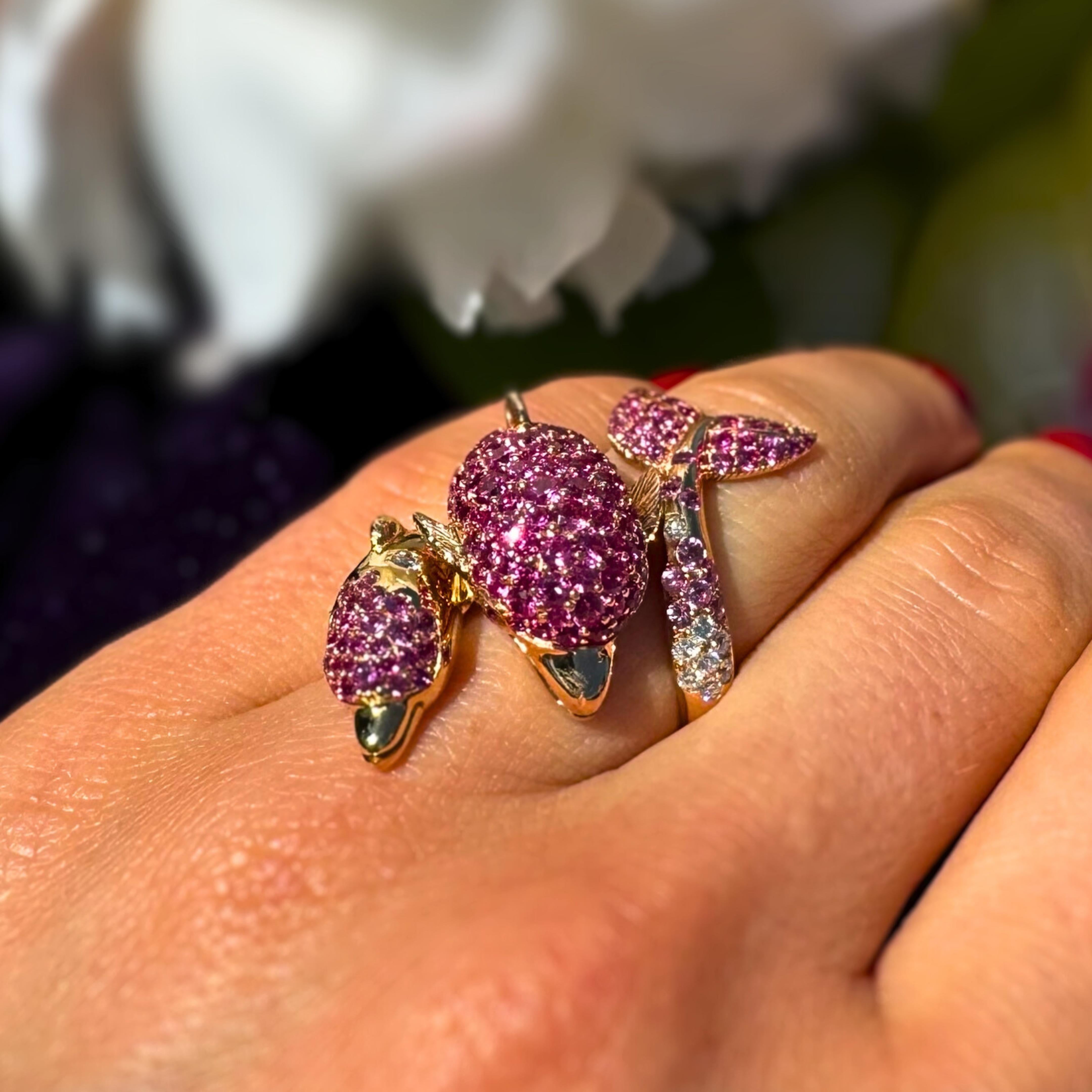 Bague exclusive en or jaune 18K pour dauphin, saphir rose et diamant Pour femmes en vente