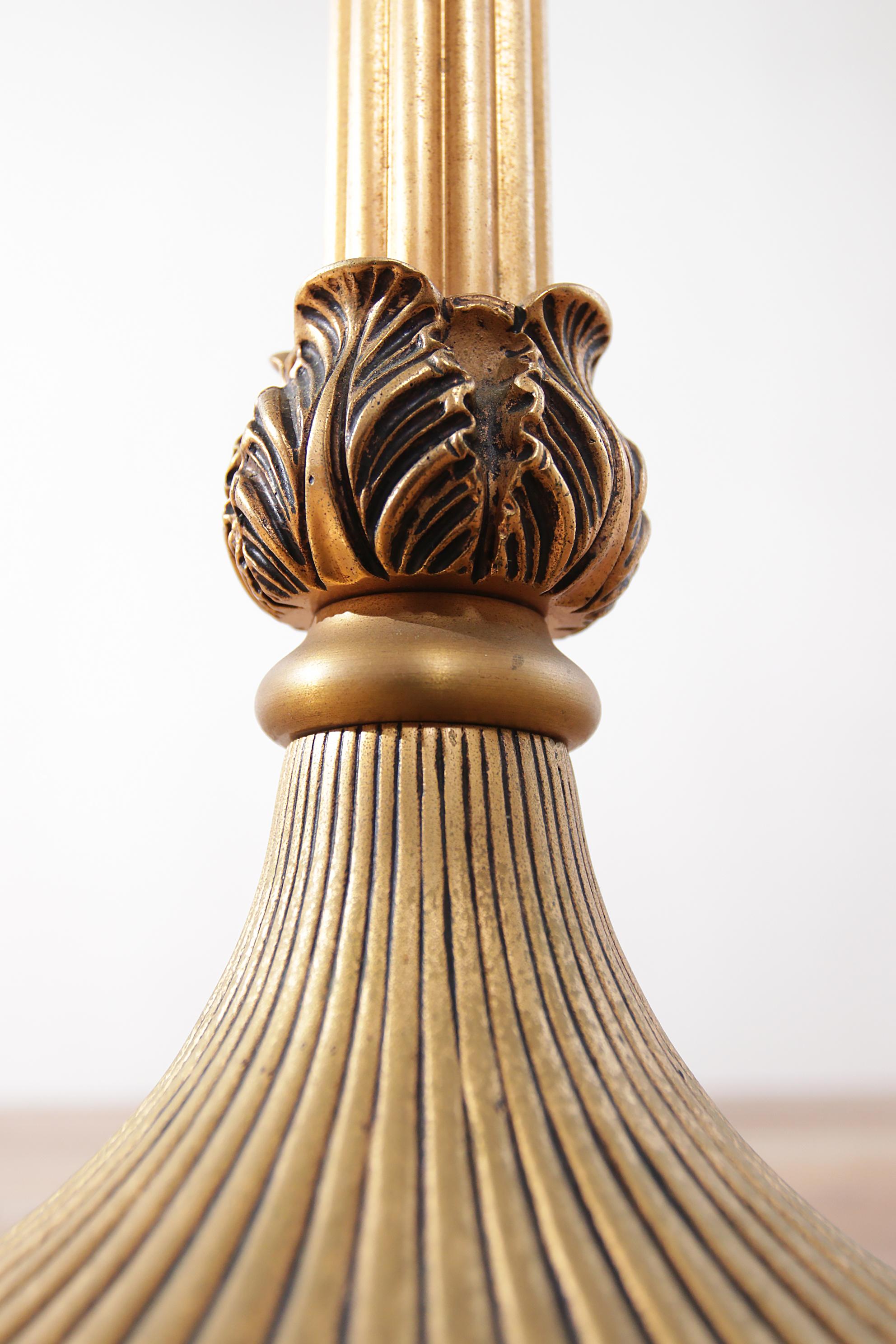 Exklusive Stehlampe aus vergoldetem Metall im Empire-Stil 1950''s (Mitte des 20. Jahrhunderts) im Angebot