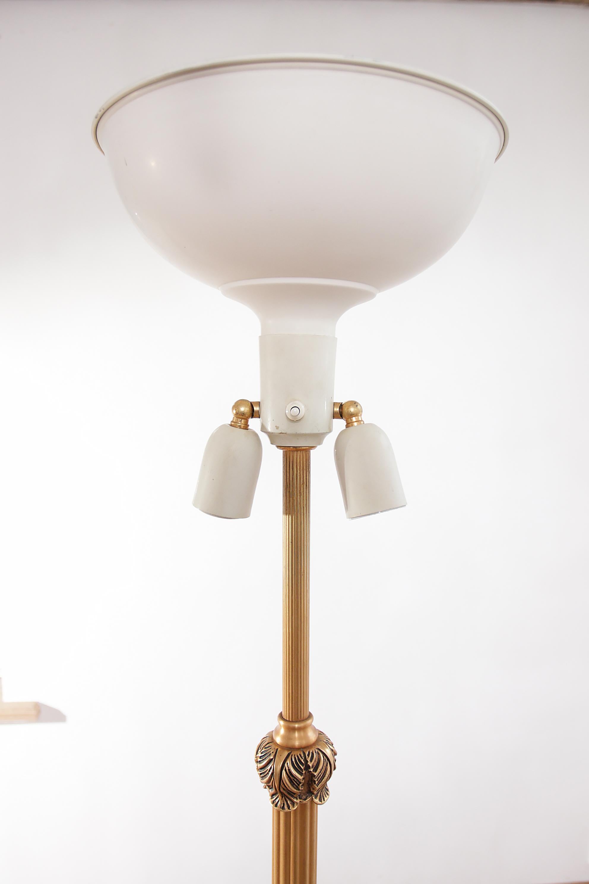 Lampada da terra in metallo dorato in stile Impero, anni '50 in vendita 1