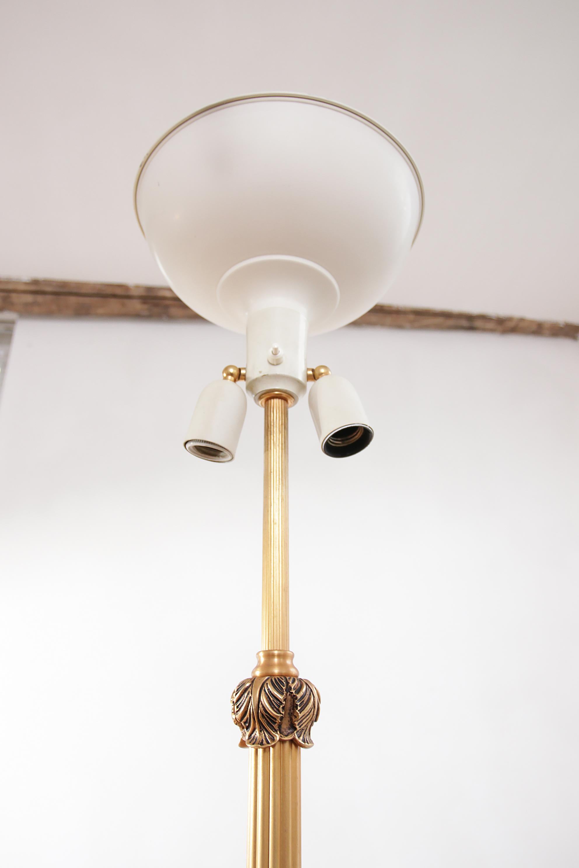 Exklusive Stehlampe aus vergoldetem Metall im Empire-Stil 1950''s im Angebot 3