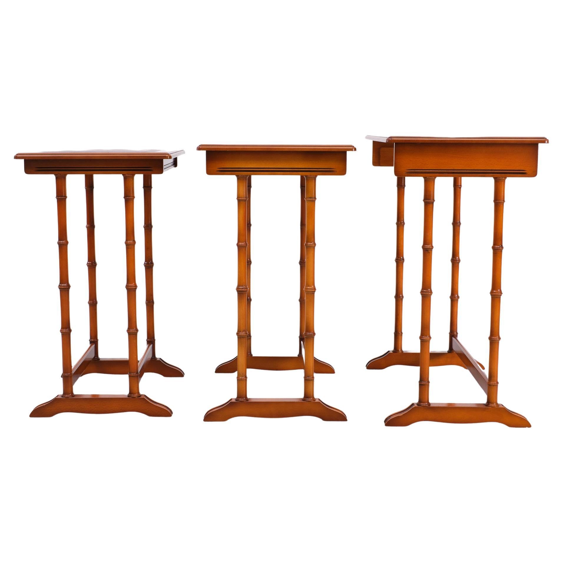   Exclusive English furniture  Cherry wood nesting tables  1970s  In Good Condition For Sale In Den Haag, NL