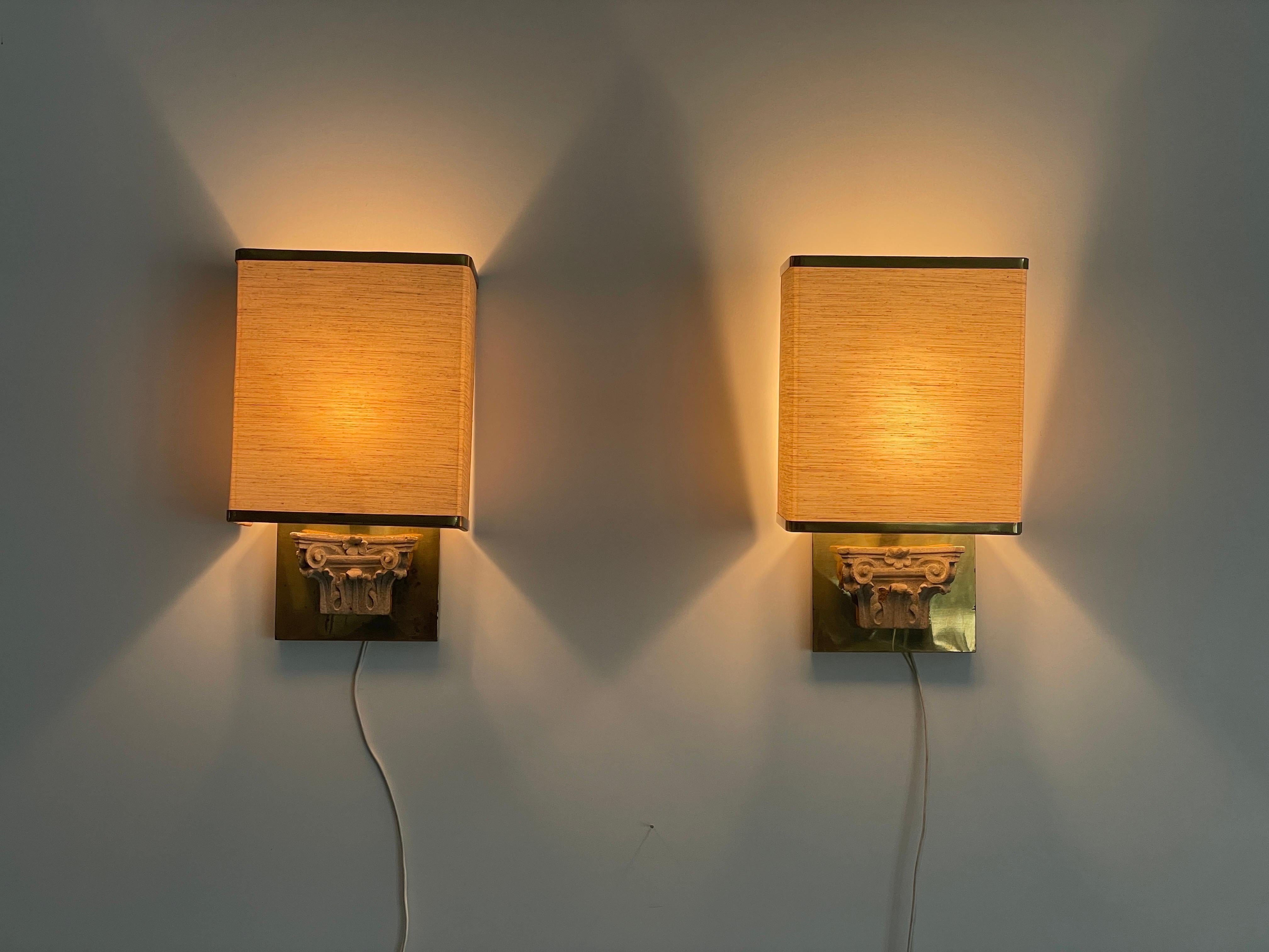 Paire d'appliques exclusives en tissu, pierre et laiton, années 1960, Italie en vente 3