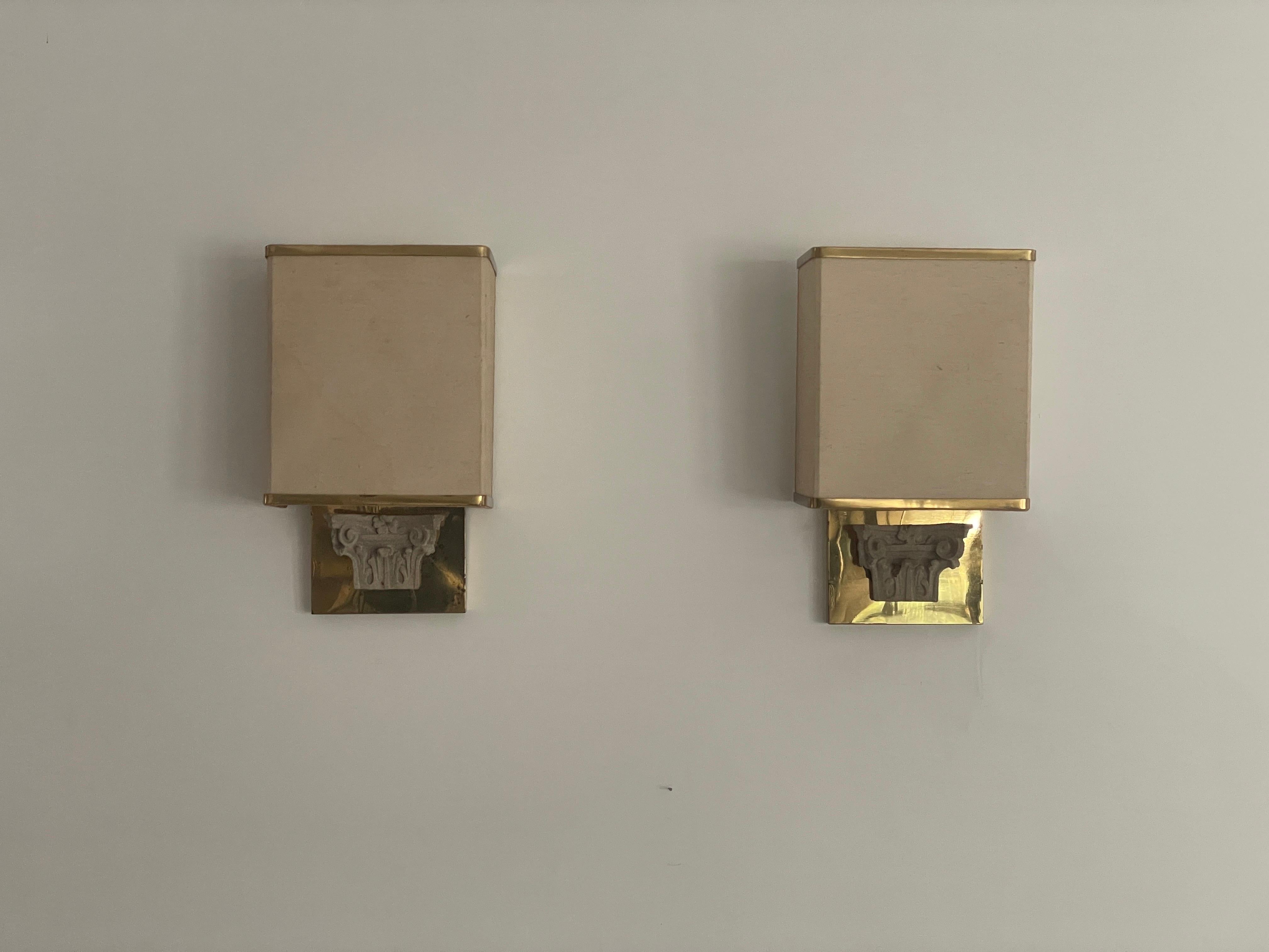 Mid-Century Modern Paire d'appliques exclusives en tissu, pierre et laiton, années 1960, Italie en vente