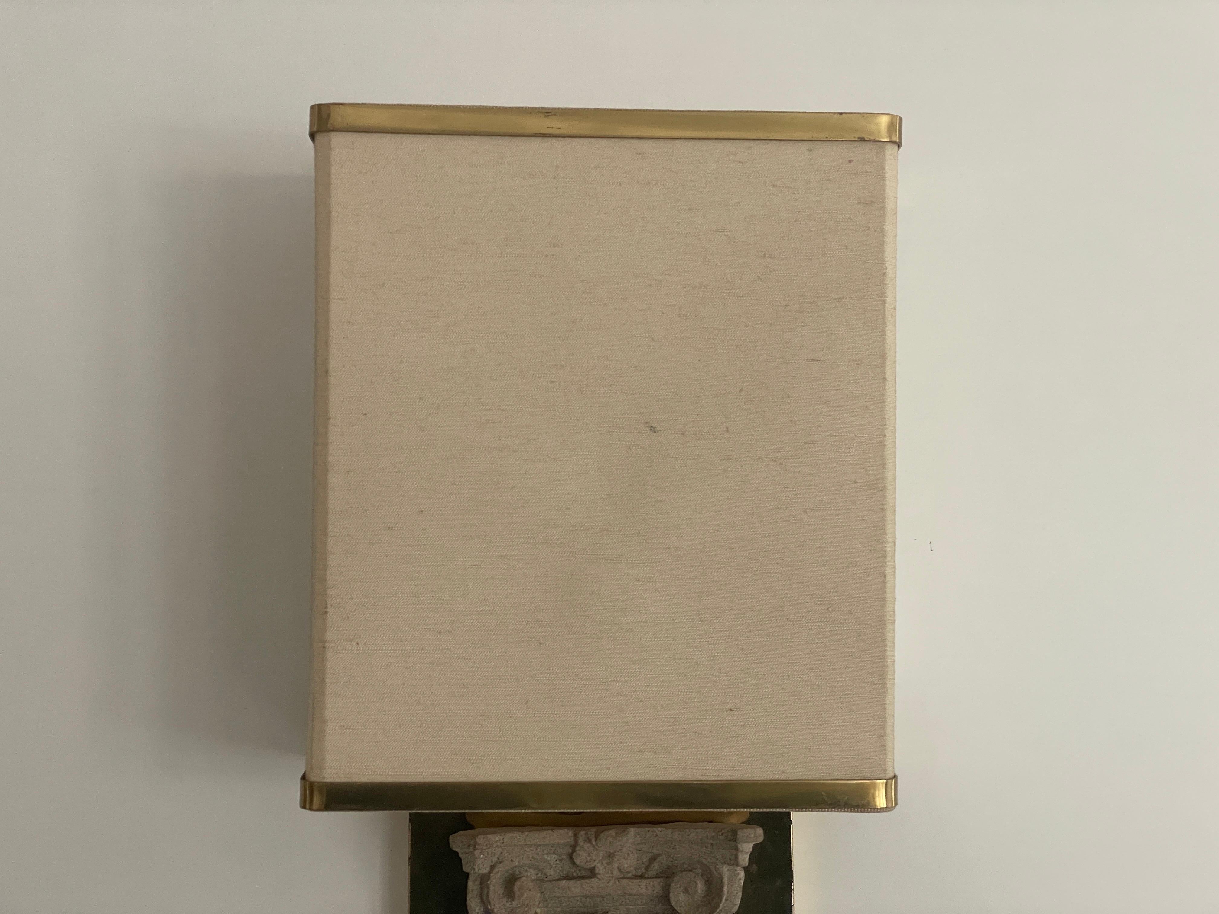 italien Paire d'appliques exclusives en tissu, pierre et laiton, années 1960, Italie en vente
