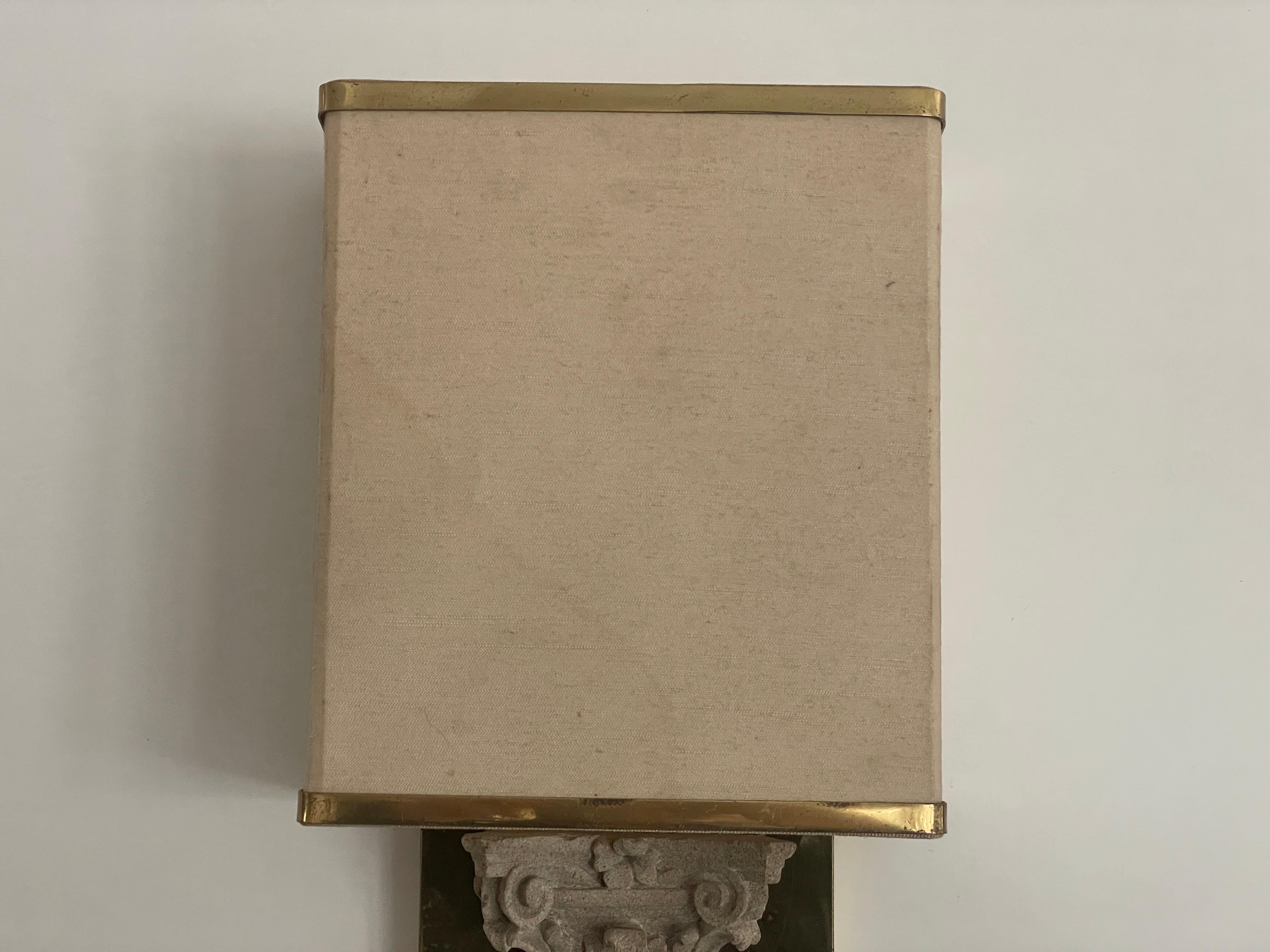 Milieu du XXe siècle Paire d'appliques exclusives en tissu, pierre et laiton, années 1960, Italie en vente