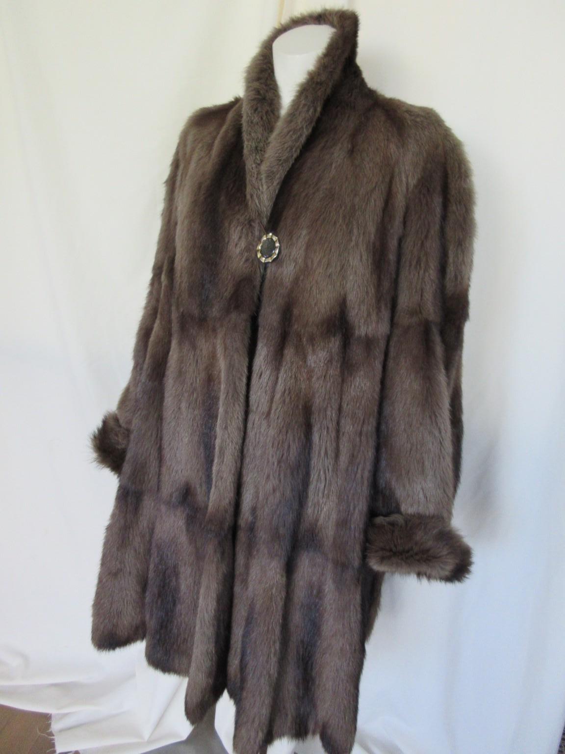 Brown vintage luxurious fisher sable fur coat , rare to find.

We offer more exclusive fur items, view our frontstore.

Details:
With 2 side pockets 
1 inside pocket
1 collar button
Wide model
Fully lined
Circumference aproxx 300 cm/ 118.11