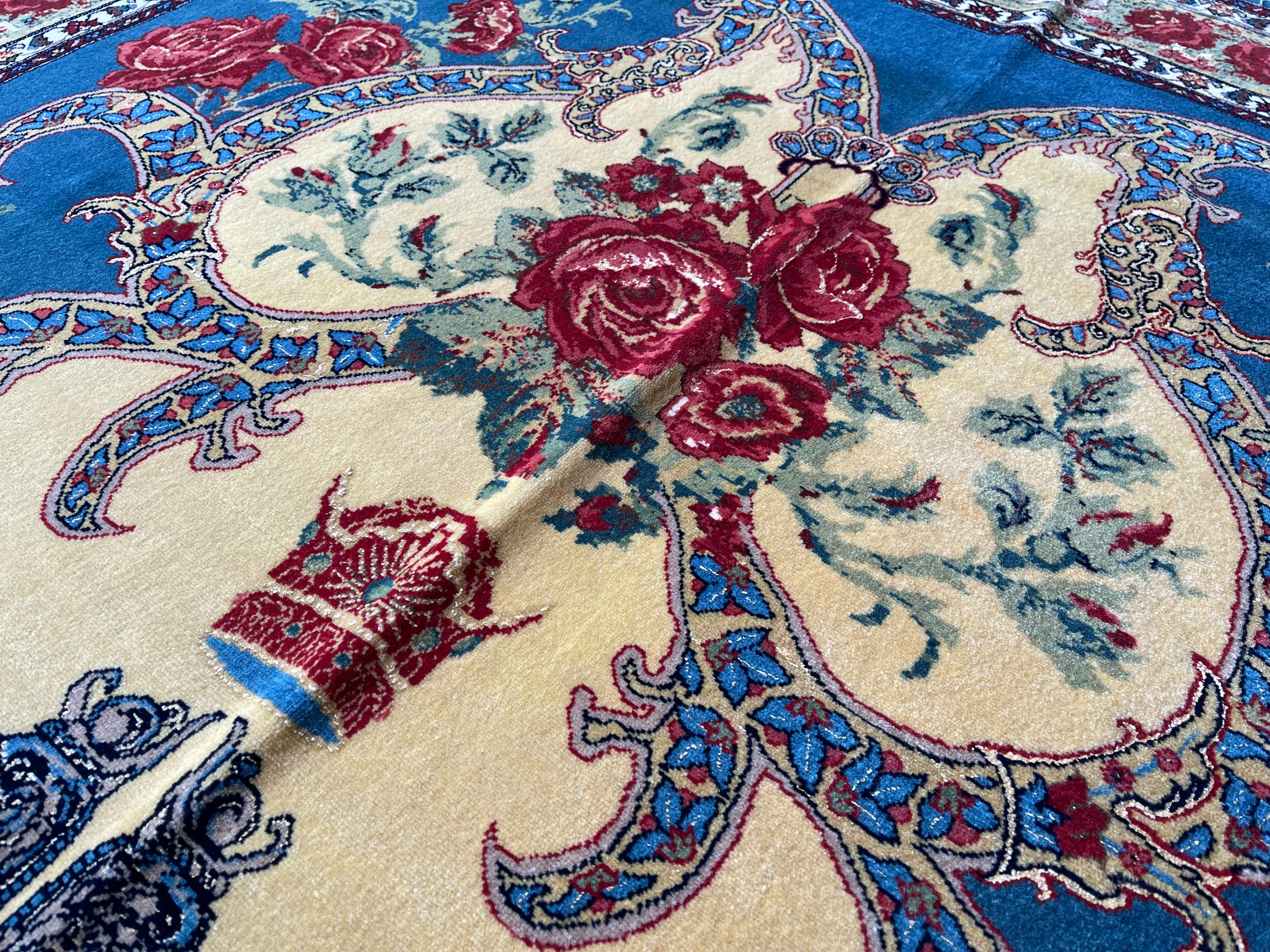 Tapis à fleurs exclusif, tapis bleu en soie tissé à la main, tapis oriental kurde symbolique en vente 2