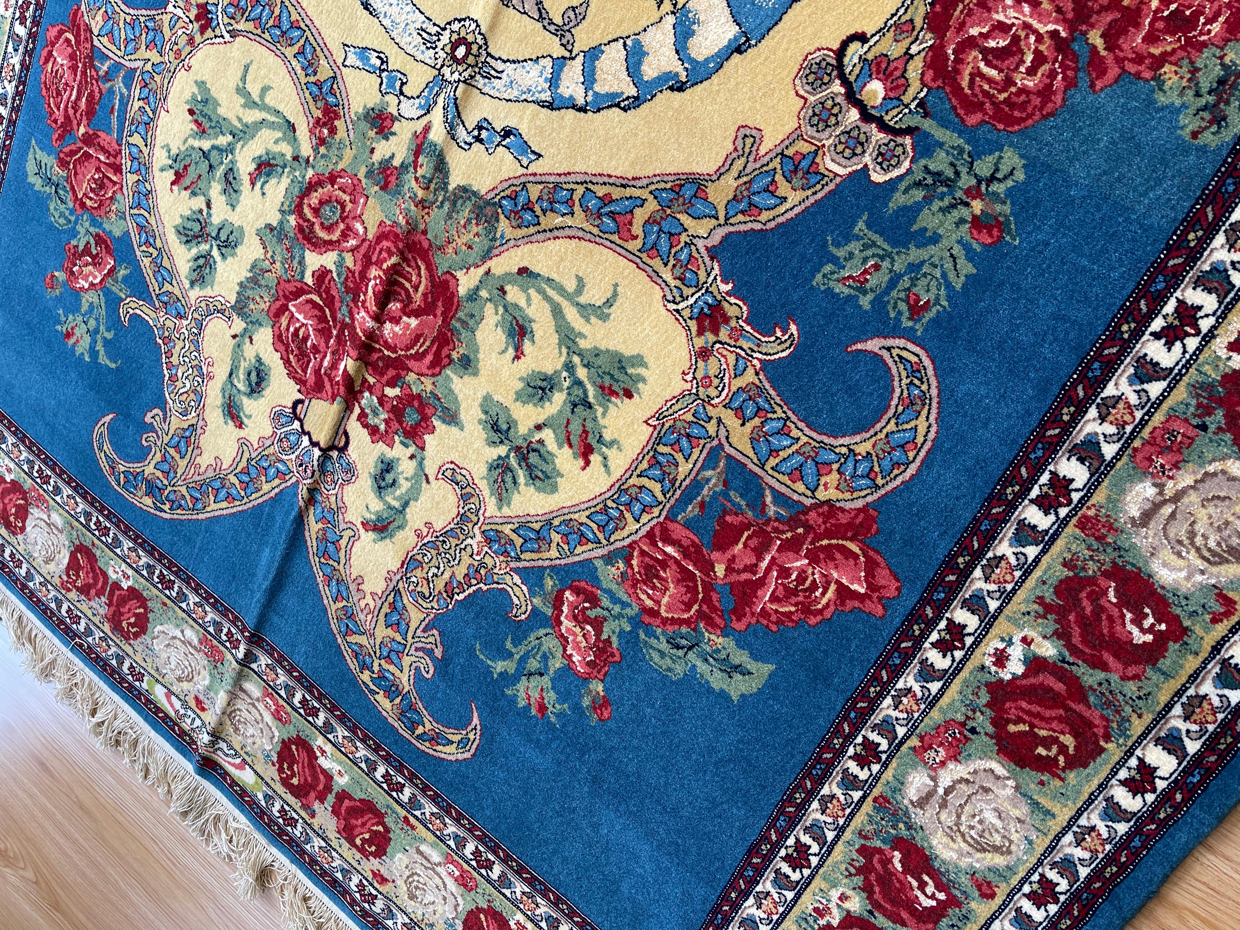 Tapis à fleurs exclusif, tapis bleu en soie tissé à la main, tapis oriental kurde symbolique en vente 3
