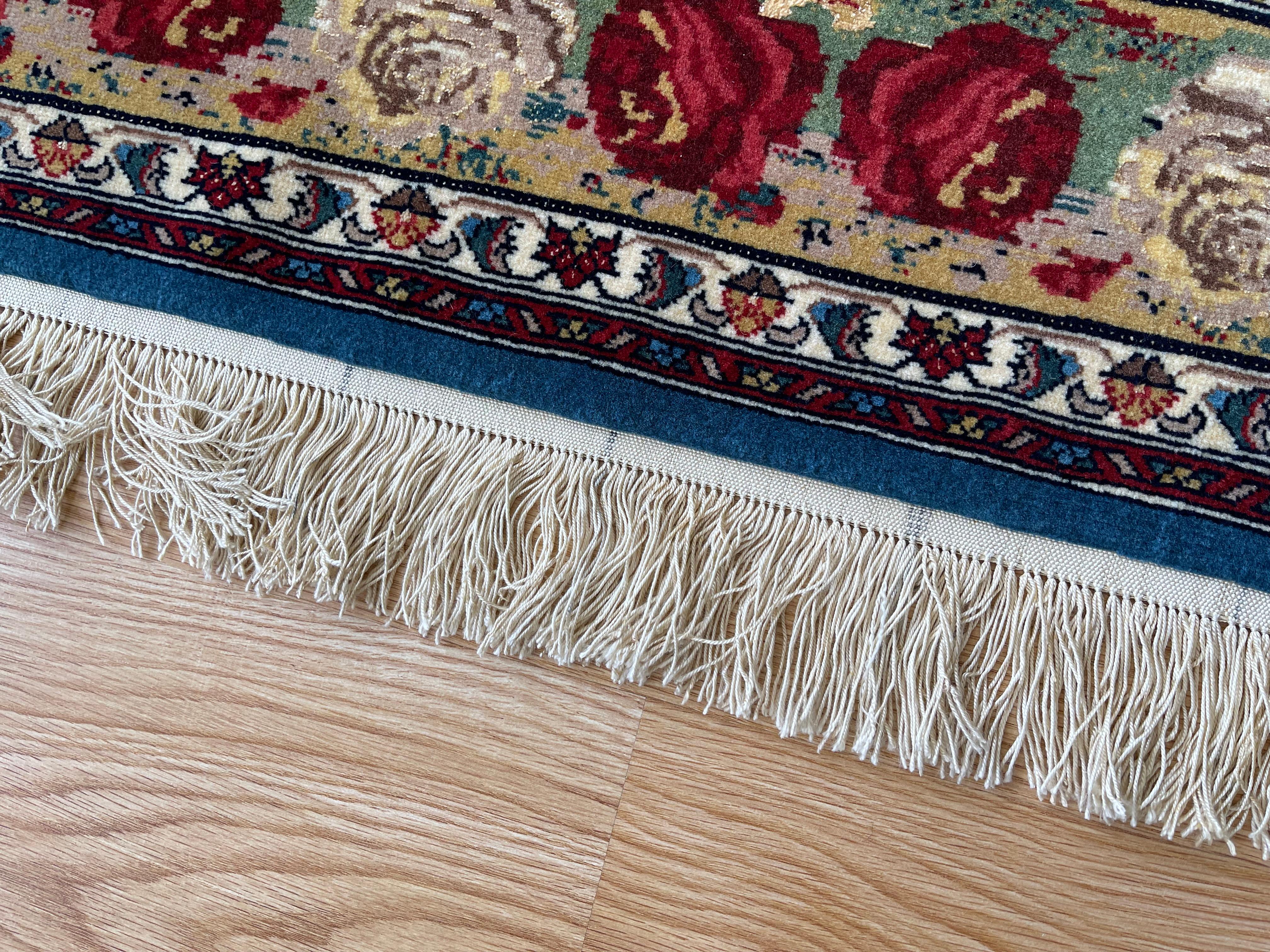 Tapis à fleurs exclusif, tapis bleu en soie tissé à la main, tapis oriental kurde symbolique en vente 4