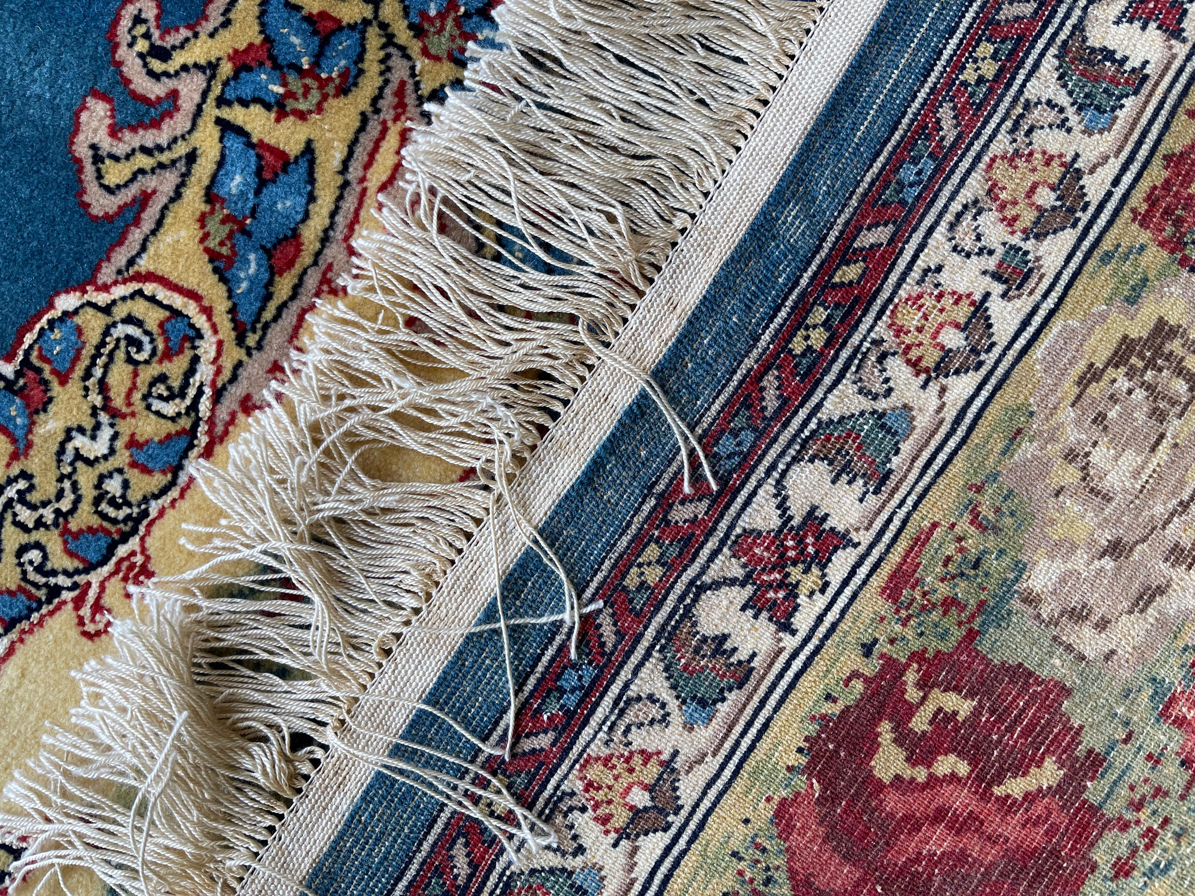 Tapis à fleurs exclusif, tapis bleu en soie tissé à la main, tapis oriental kurde symbolique en vente 5