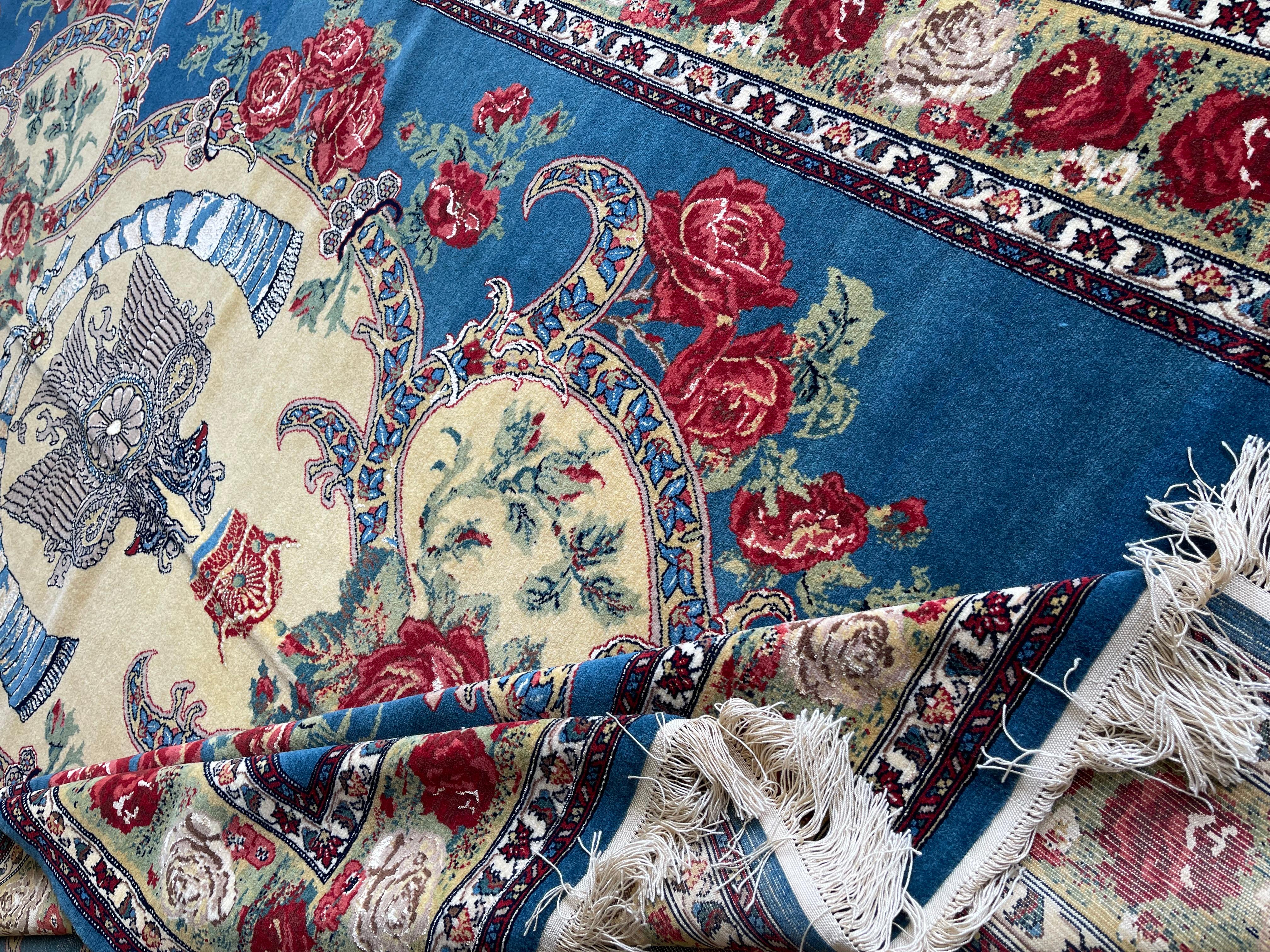 Tapis à fleurs exclusif, tapis bleu en soie tissé à la main, tapis oriental kurde symbolique en vente 6