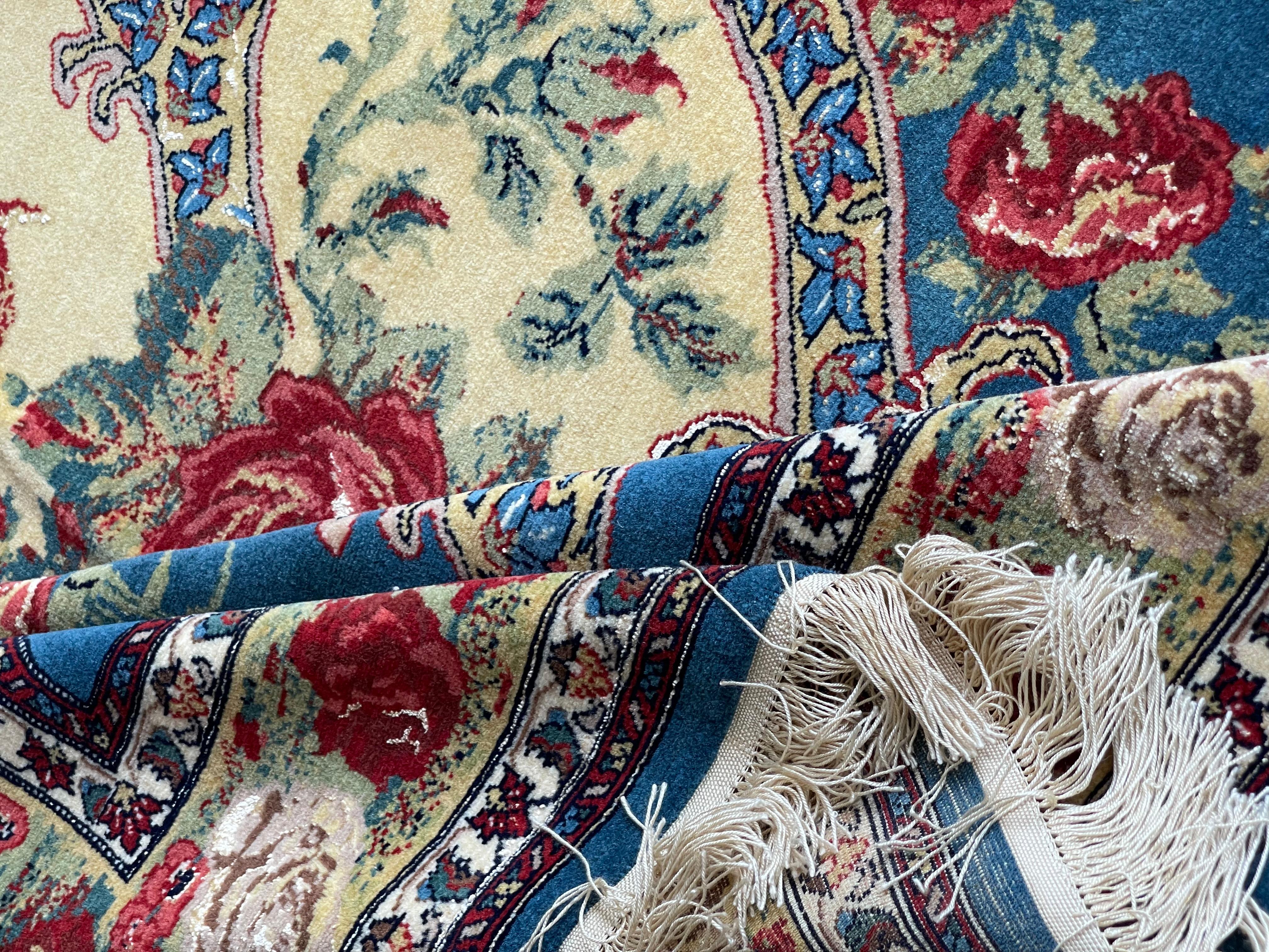 Tapis à fleurs exclusif, tapis bleu en soie tissé à la main, tapis oriental kurde symbolique en vente 7