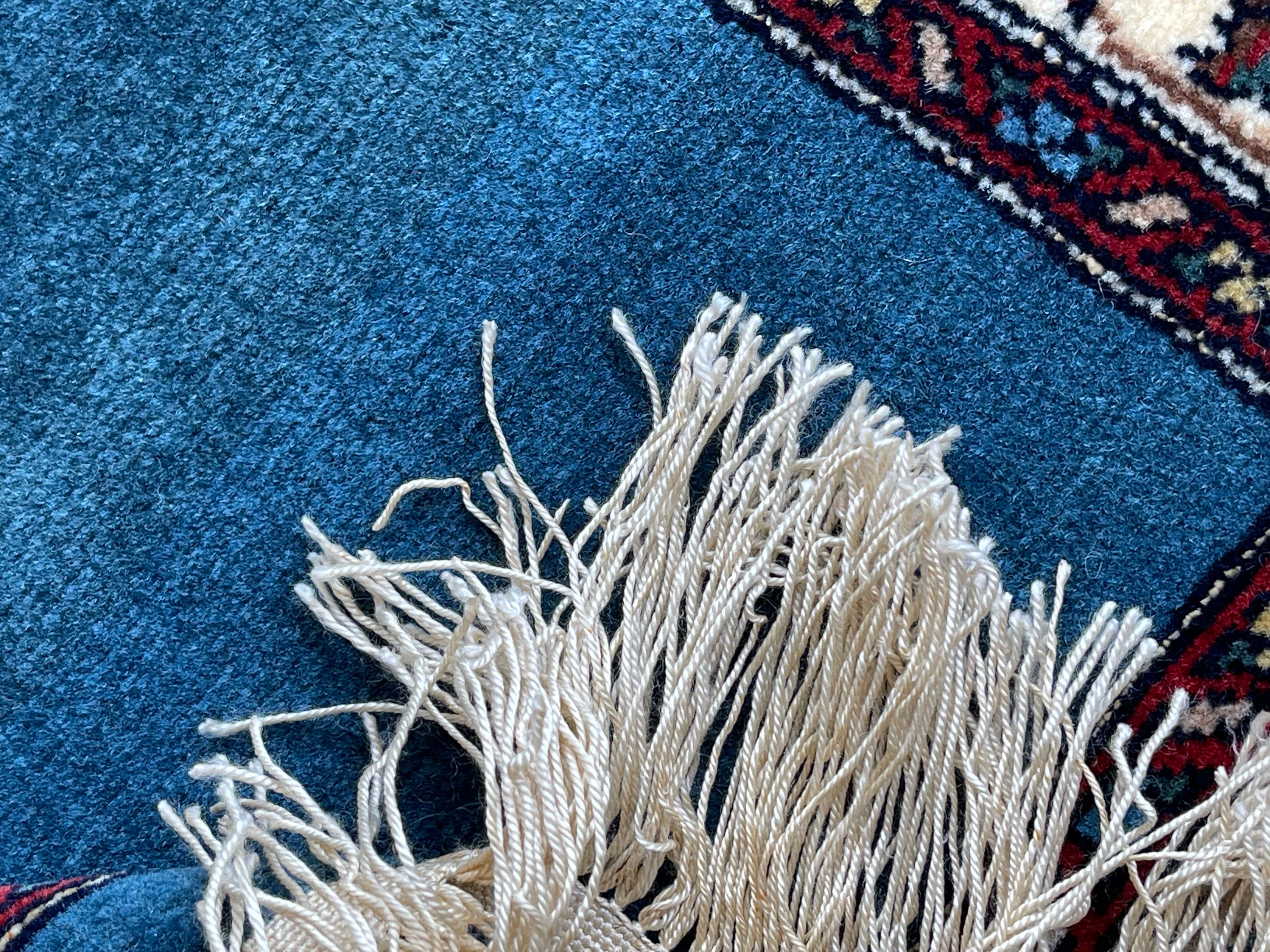 Tapis à fleurs exclusif, tapis bleu en soie tissé à la main, tapis oriental kurde symbolique en vente 8