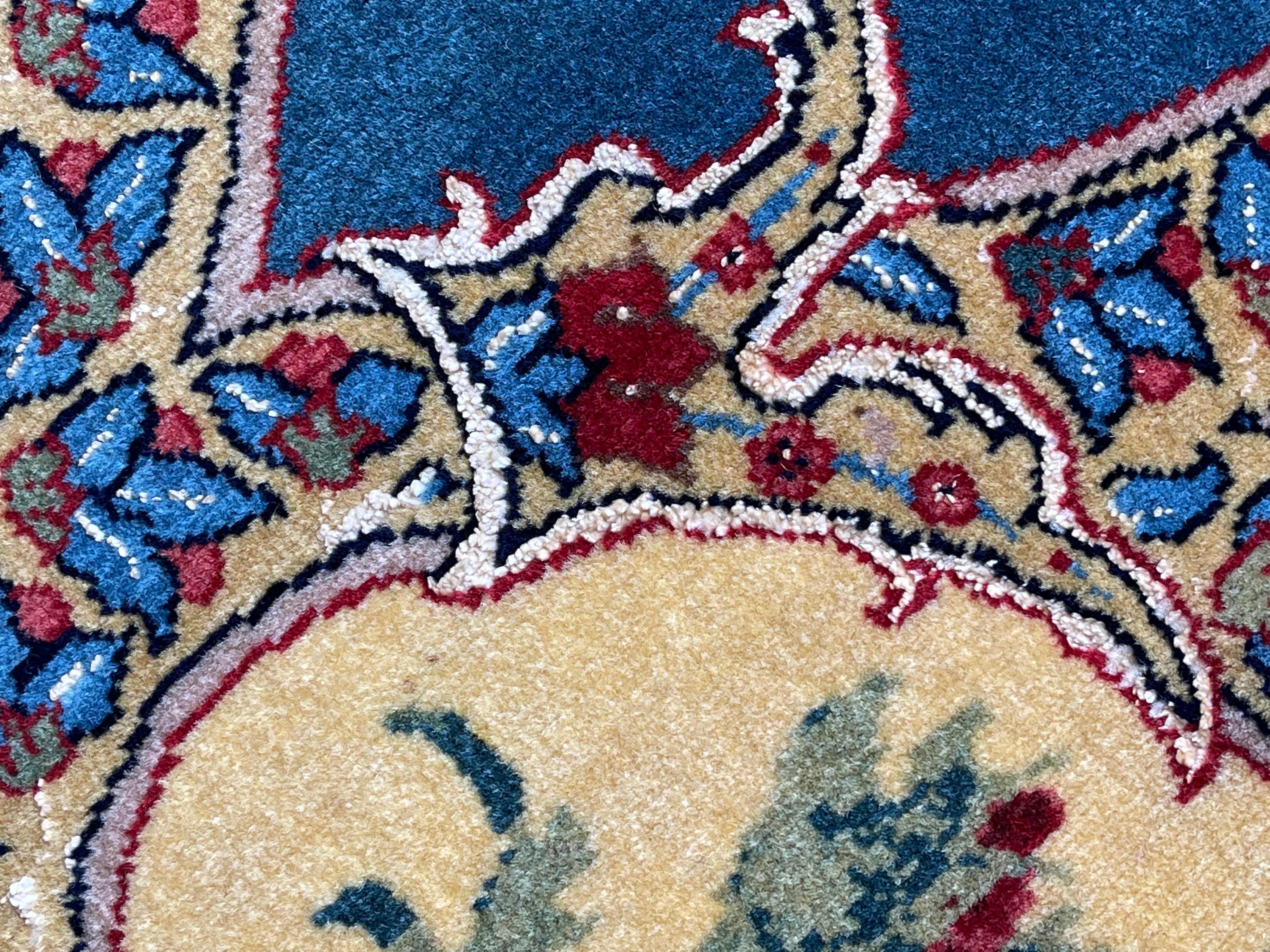 Tapis à fleurs exclusif, tapis bleu en soie tissé à la main, tapis oriental kurde symbolique en vente 9