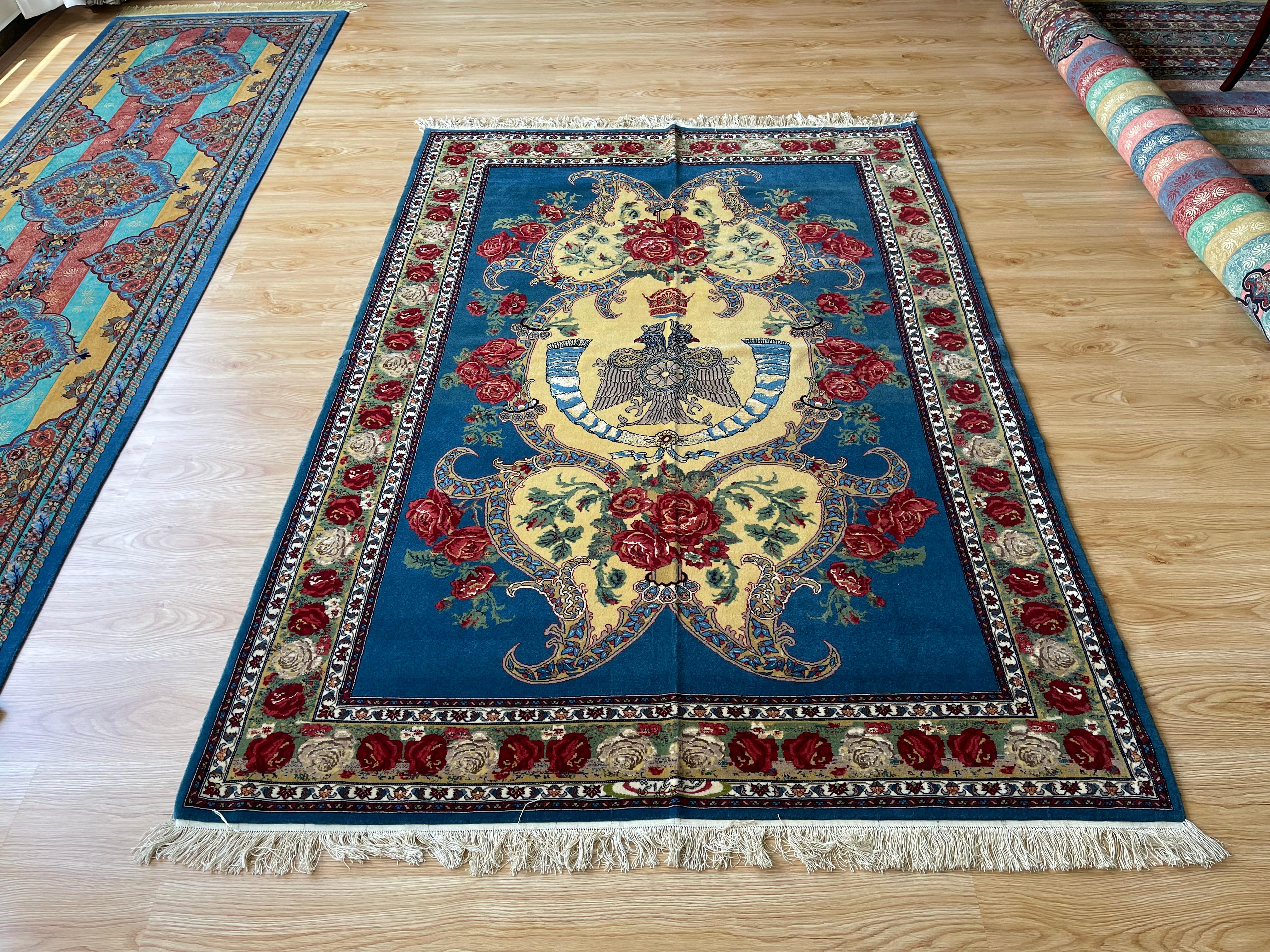 Teinture végétale Tapis à fleurs exclusif, tapis bleu en soie tissé à la main, tapis oriental kurde symbolique en vente