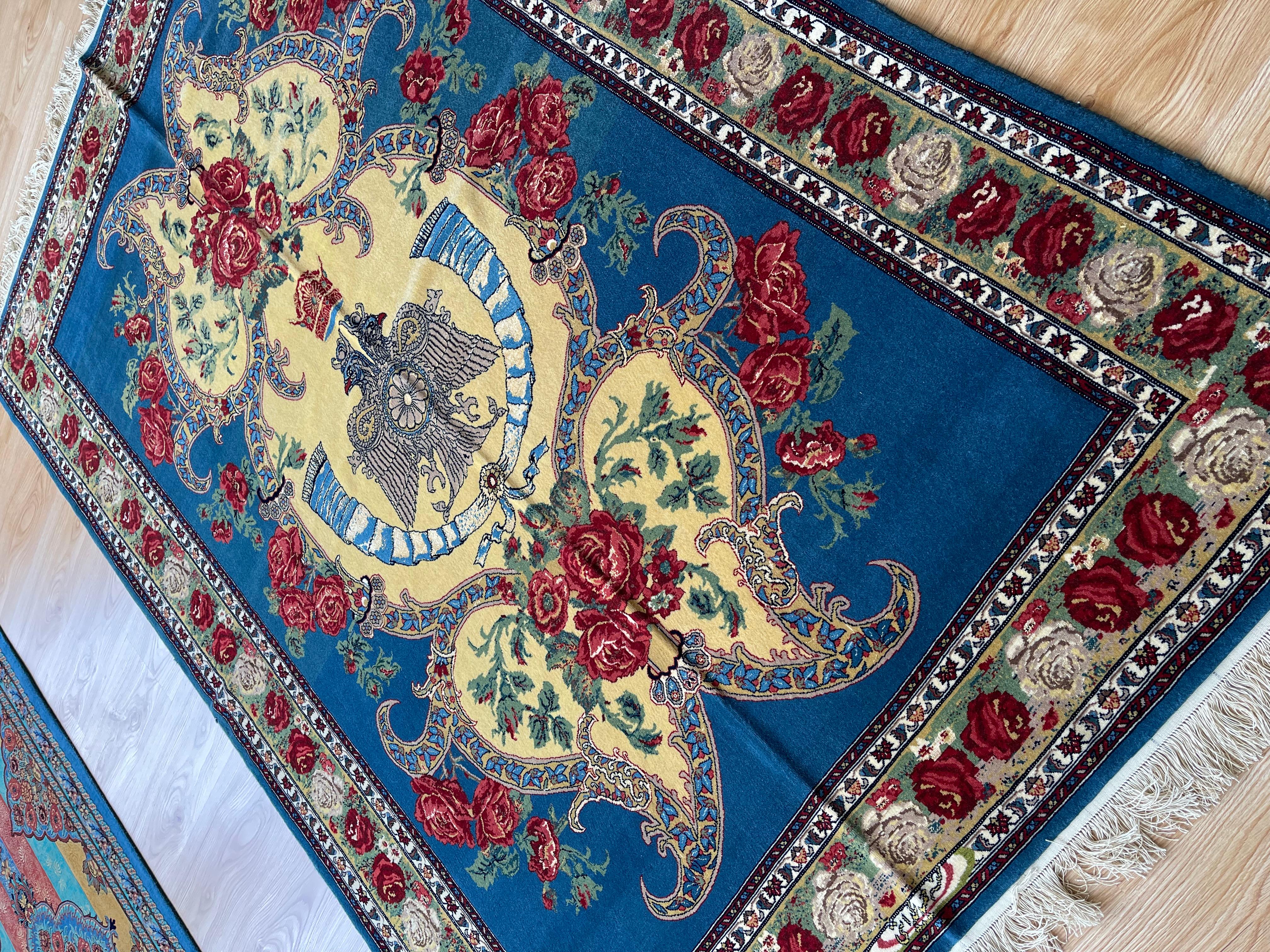 Tapis à fleurs exclusif, tapis bleu en soie tissé à la main, tapis oriental kurde symbolique Excellent état - En vente à Hampshire, GB