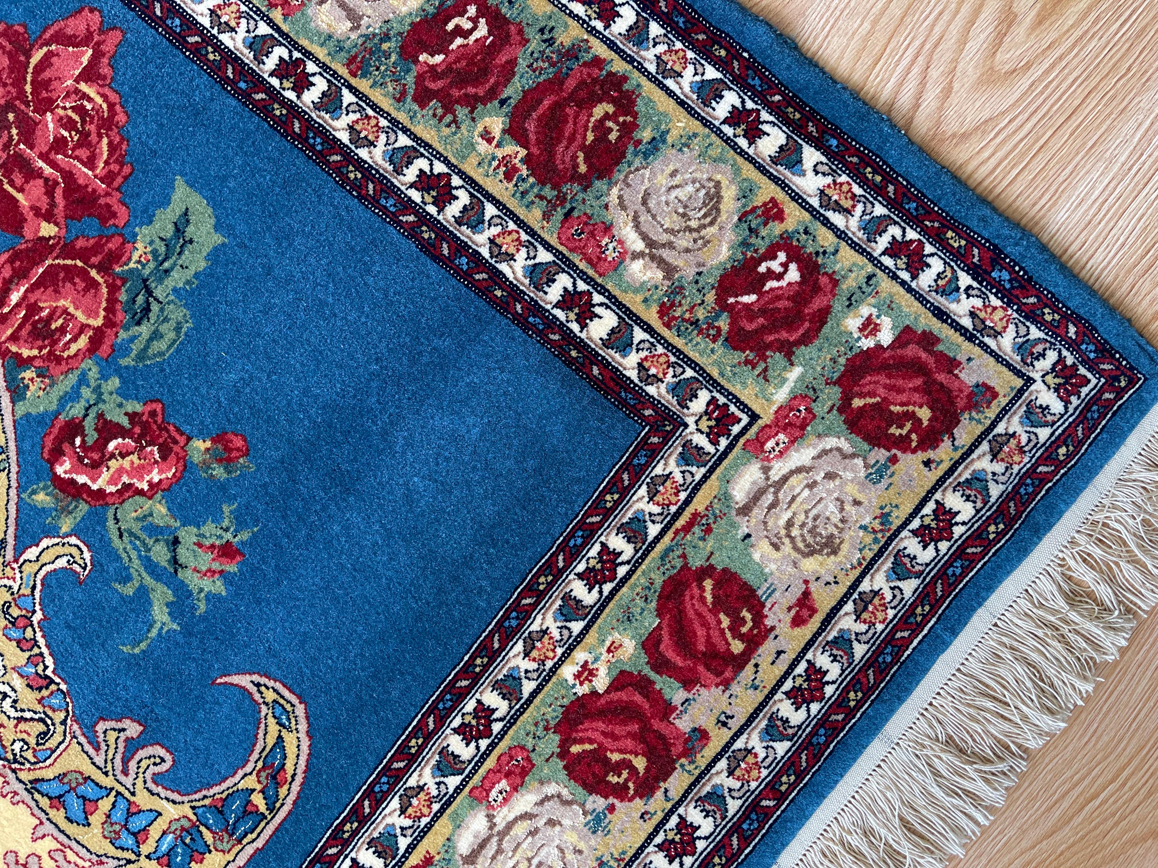 XXIe siècle et contemporain Tapis à fleurs exclusif, tapis bleu en soie tissé à la main, tapis oriental kurde symbolique en vente