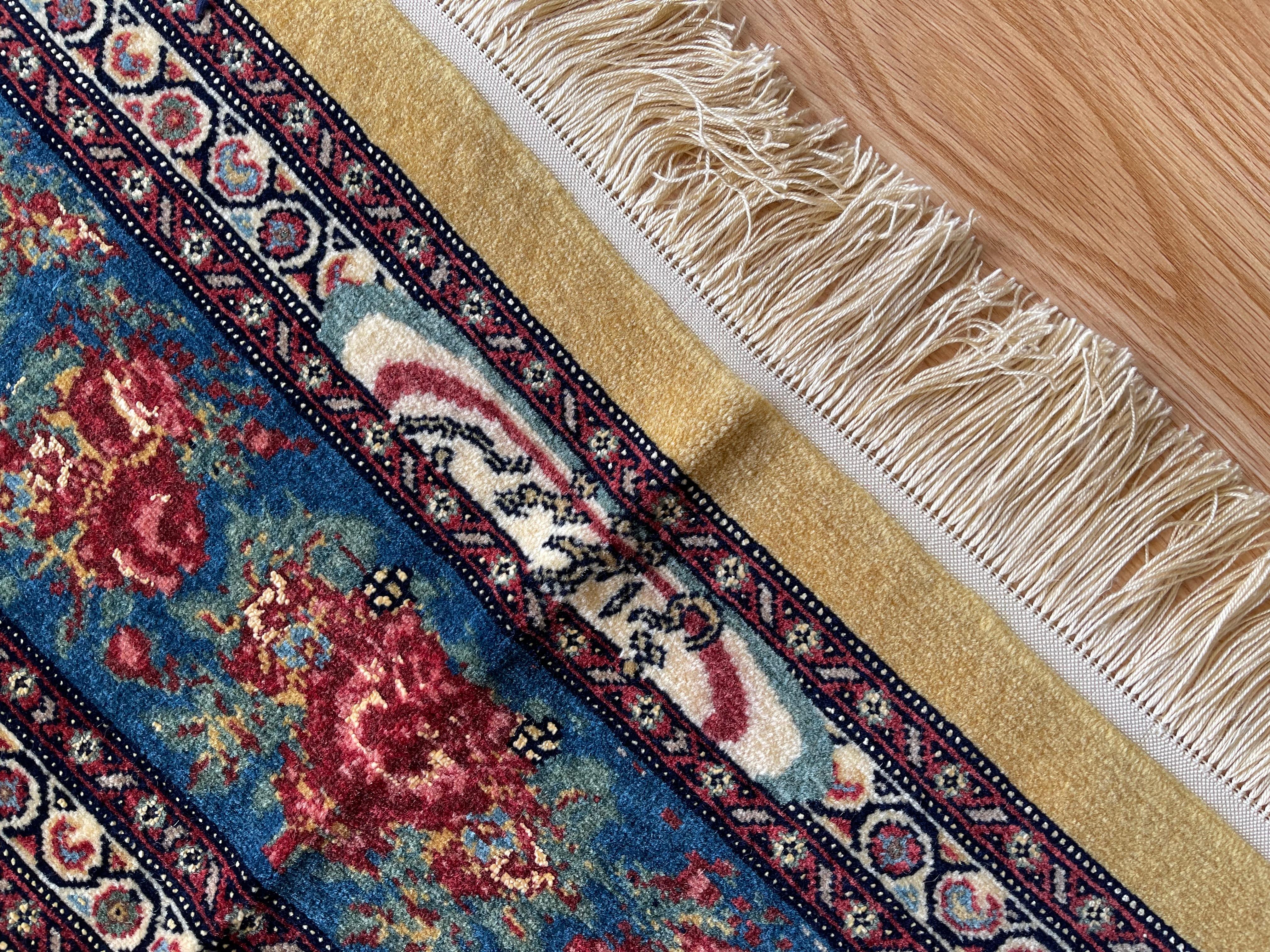  Handgewebter Teppich in Gold aus Seide mit Blumenmuster, Kurdischer Orientteppich im Angebot 6