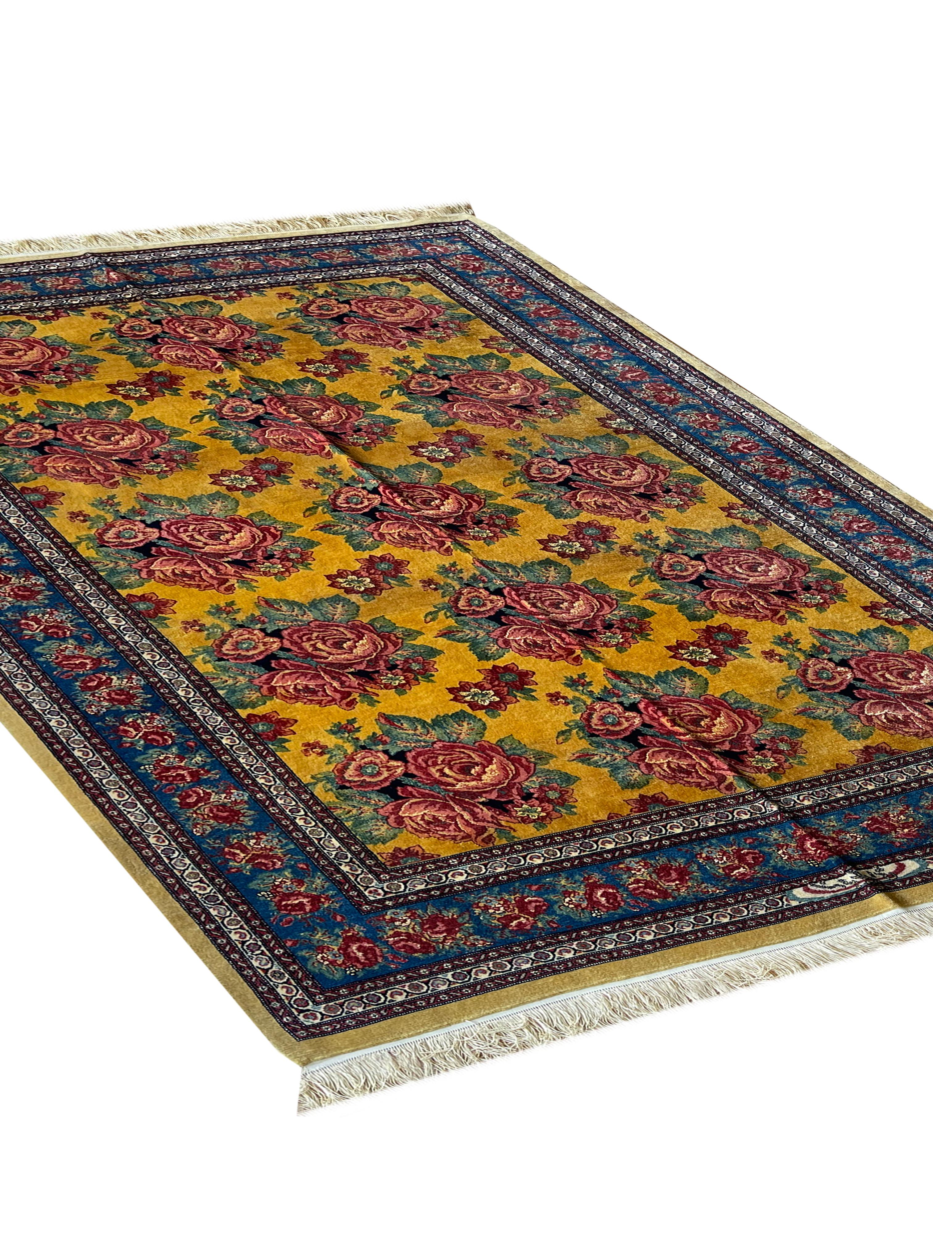  Handgewebter Teppich in Gold aus Seide mit Blumenmuster, Kurdischer Orientteppich (Irakisch) im Angebot