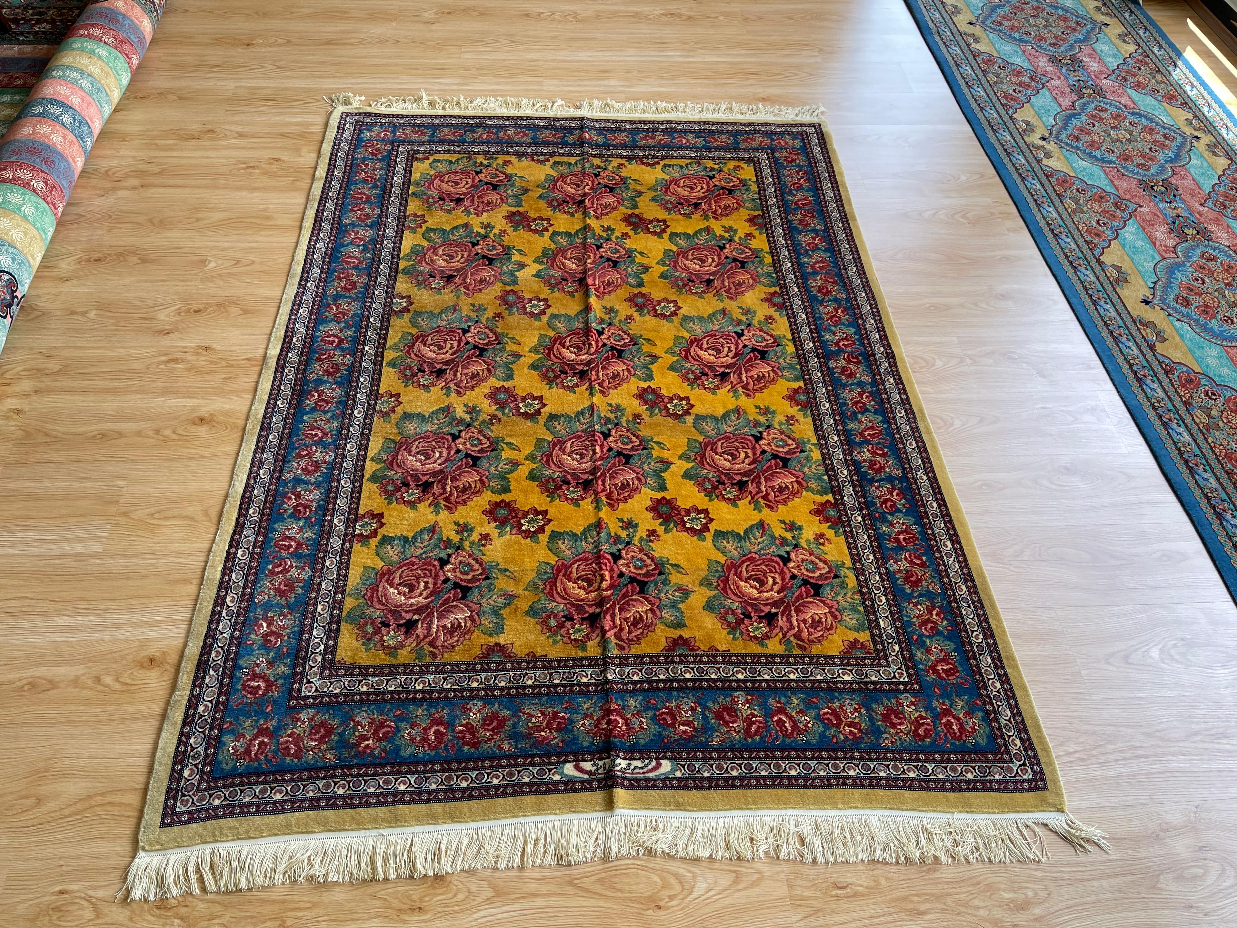  Handgewebter Teppich in Gold aus Seide mit Blumenmuster, Kurdischer Orientteppich (Gewebt) im Angebot