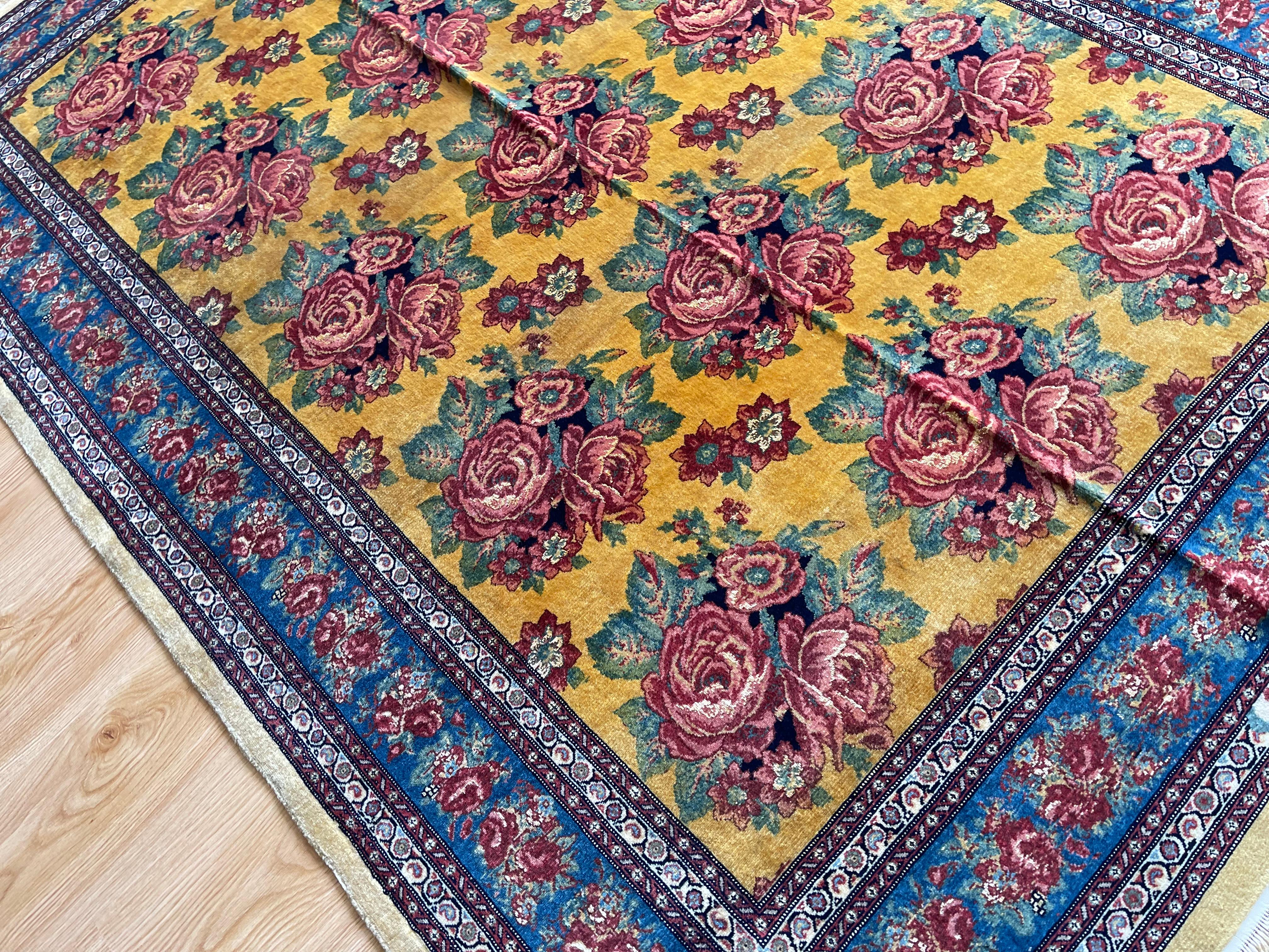  Handgewebter Teppich in Gold aus Seide mit Blumenmuster, Kurdischer Orientteppich (Wolle) im Angebot
