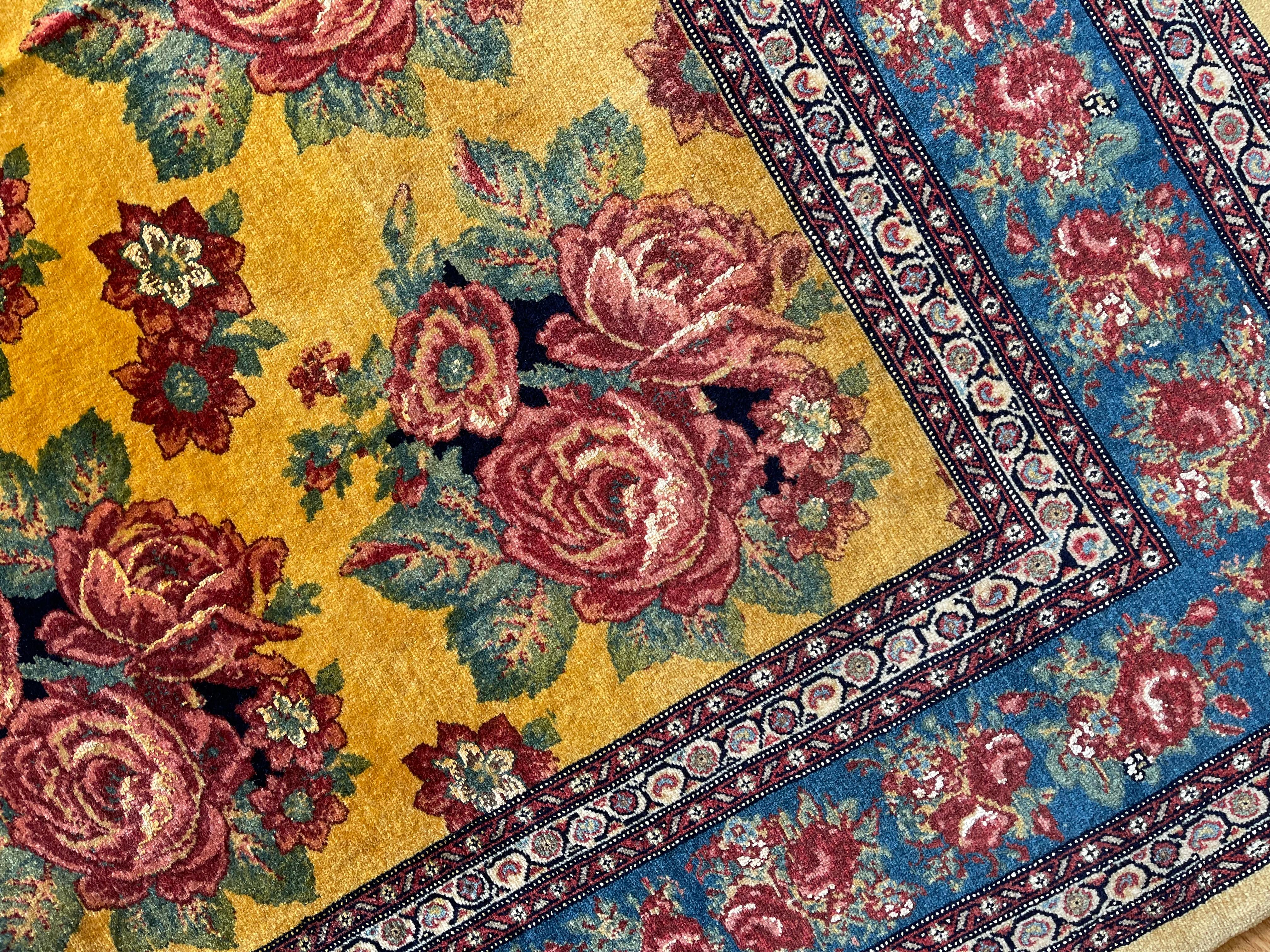 Handgewebter Teppich in Gold aus Seide mit Blumenmuster, Kurdischer Orientteppich im Angebot 1
