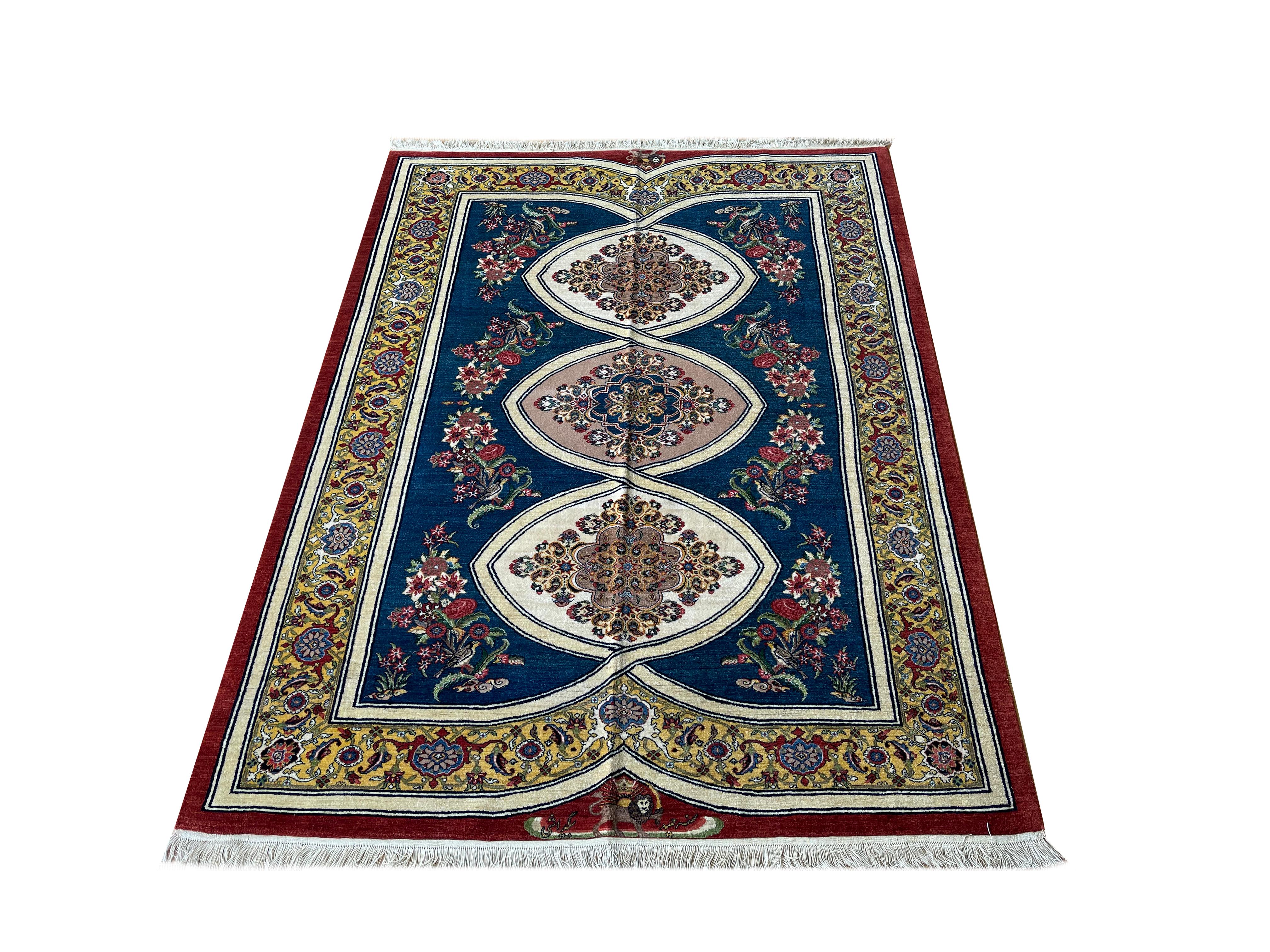 Tapis exclusif, magnifique et unique, fabriqué à la main avec des matériaux et un design de haute qualité, provenant d'un atelier de tapis très haut de gamme.
L'arrière-plan de ce tapis floral montre que ce tapis bleu et crème scintillant est très