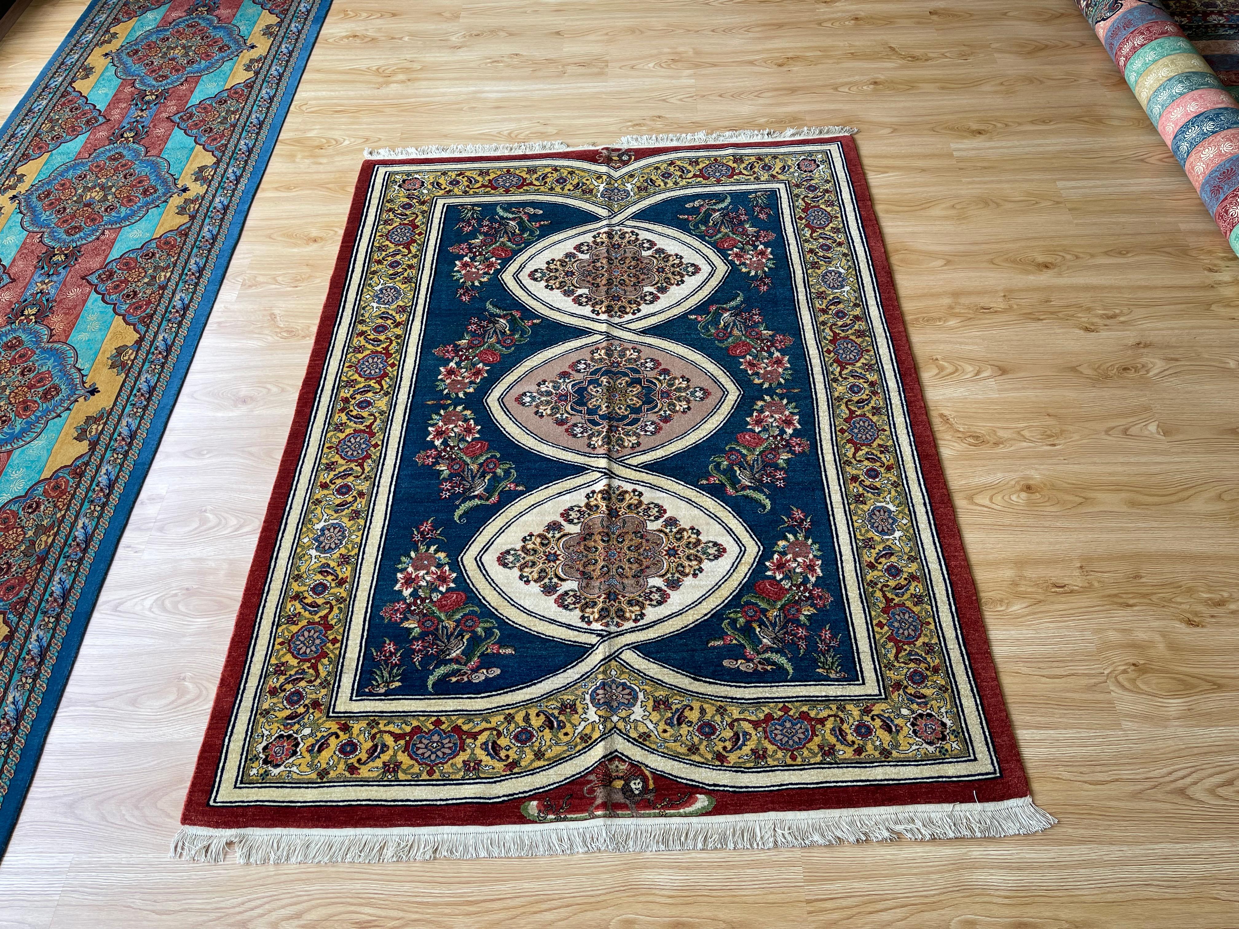 Teinture végétale Tapis à fleurs exclusif, tapis en soie dorée et Kurk tissé à la main, tapis d'Orient kurde en vente