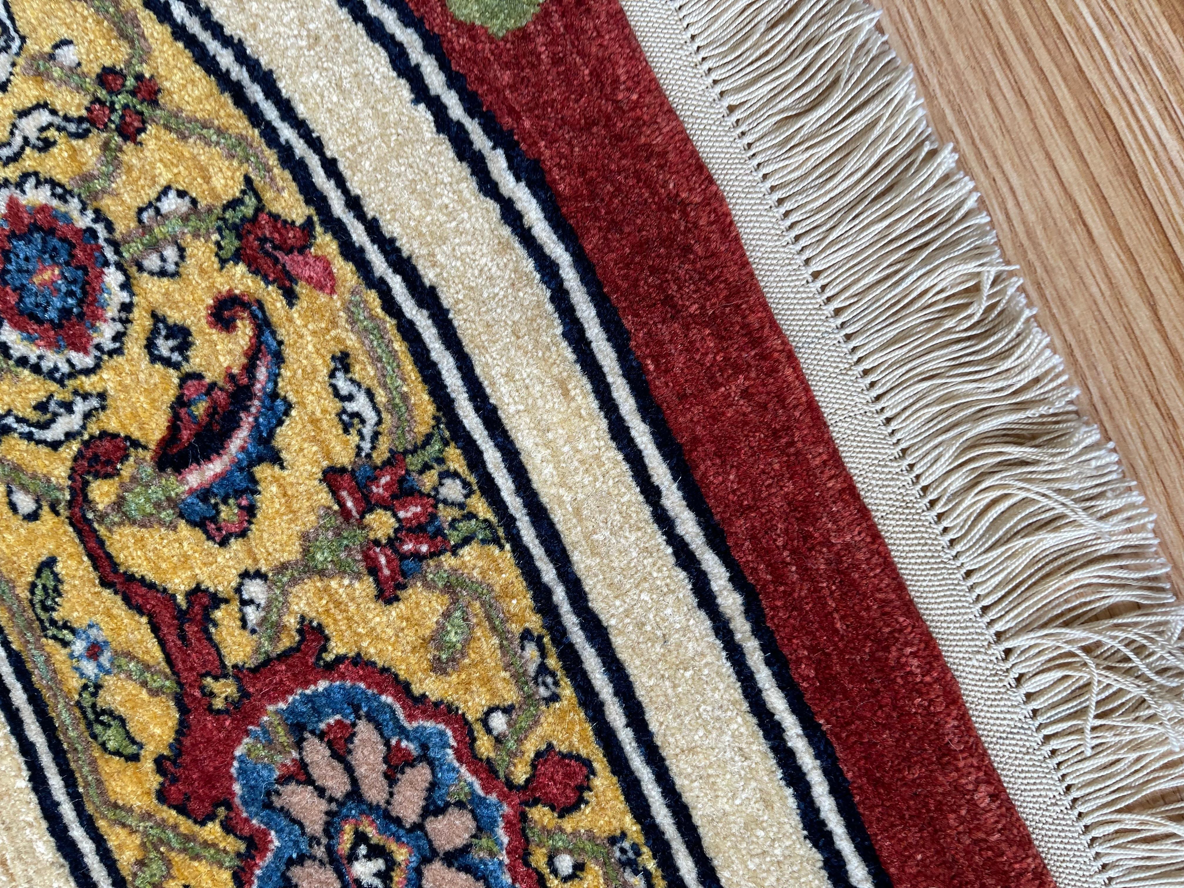 Tapis à fleurs exclusif, tapis en soie dorée et Kurk tissé à la main, tapis d'Orient kurde en vente 1