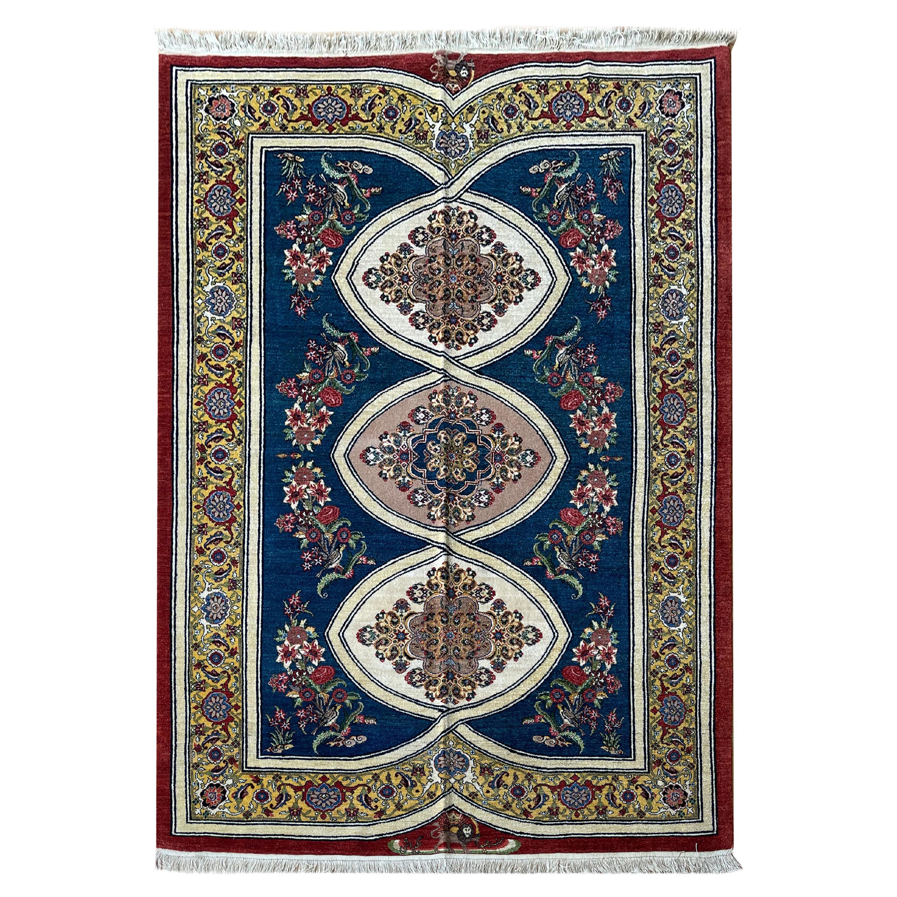 Exklusiver geblümter Teppich, handgewebter Teppich aus Goldseide und Kurk, Kurdischer Orientteppich im Angebot