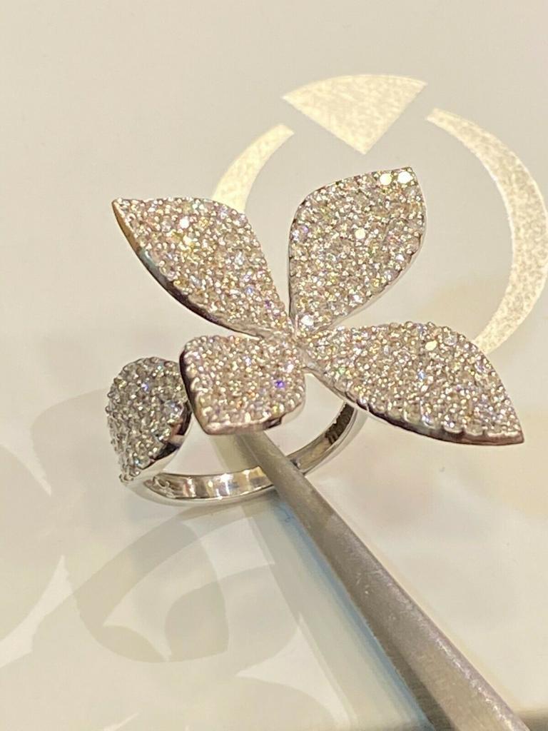 Contemporary Certified 2.60 Carats Natural Diamonds Flowers Ring For Sale