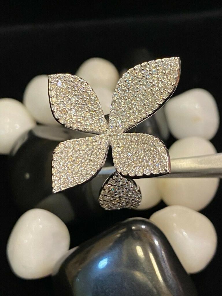 Zertifizierter 2,60 Karat natürlicher Diamanten Blumenring mit Diamanten  (Rundschliff) im Angebot