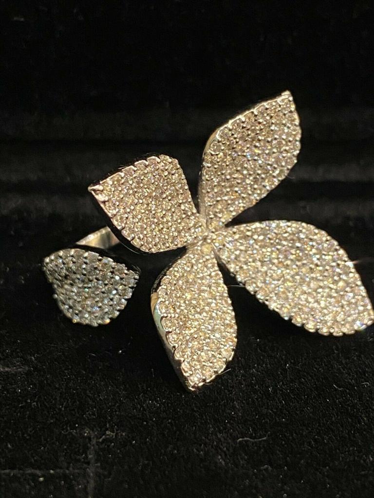 Zertifizierter 2,60 Karat natürlicher Diamanten Blumenring mit Diamanten  Damen im Angebot