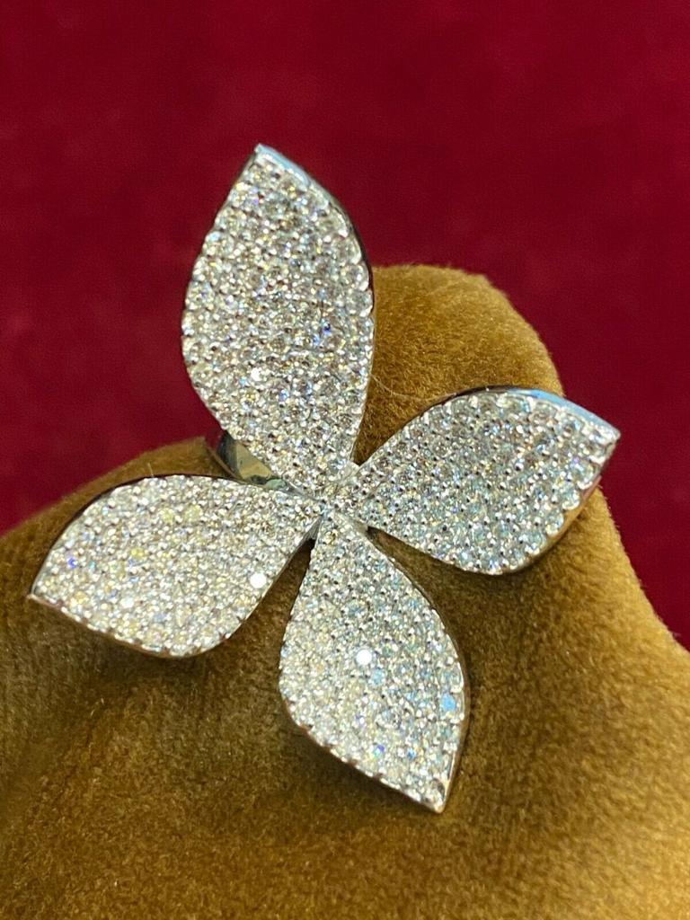 Certified 2.60 Carats Natural Diamonds Flowers Ring  For Sale 1