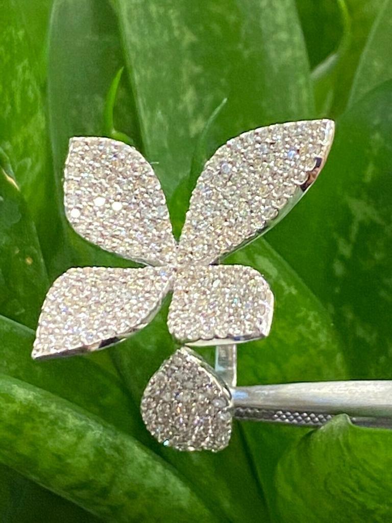 Certified 2.60 Carats Natural Diamonds Flowers Ring  For Sale 2