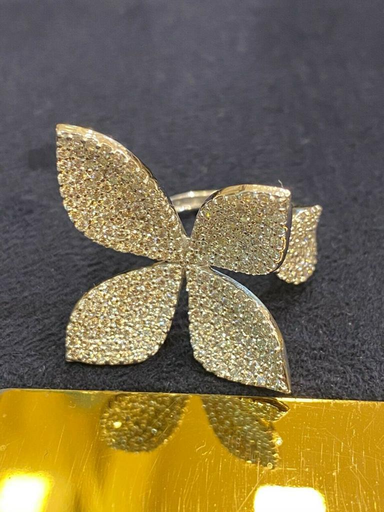 Certified 2.60 Carats Natural Diamonds Flowers Ring For Sale 3