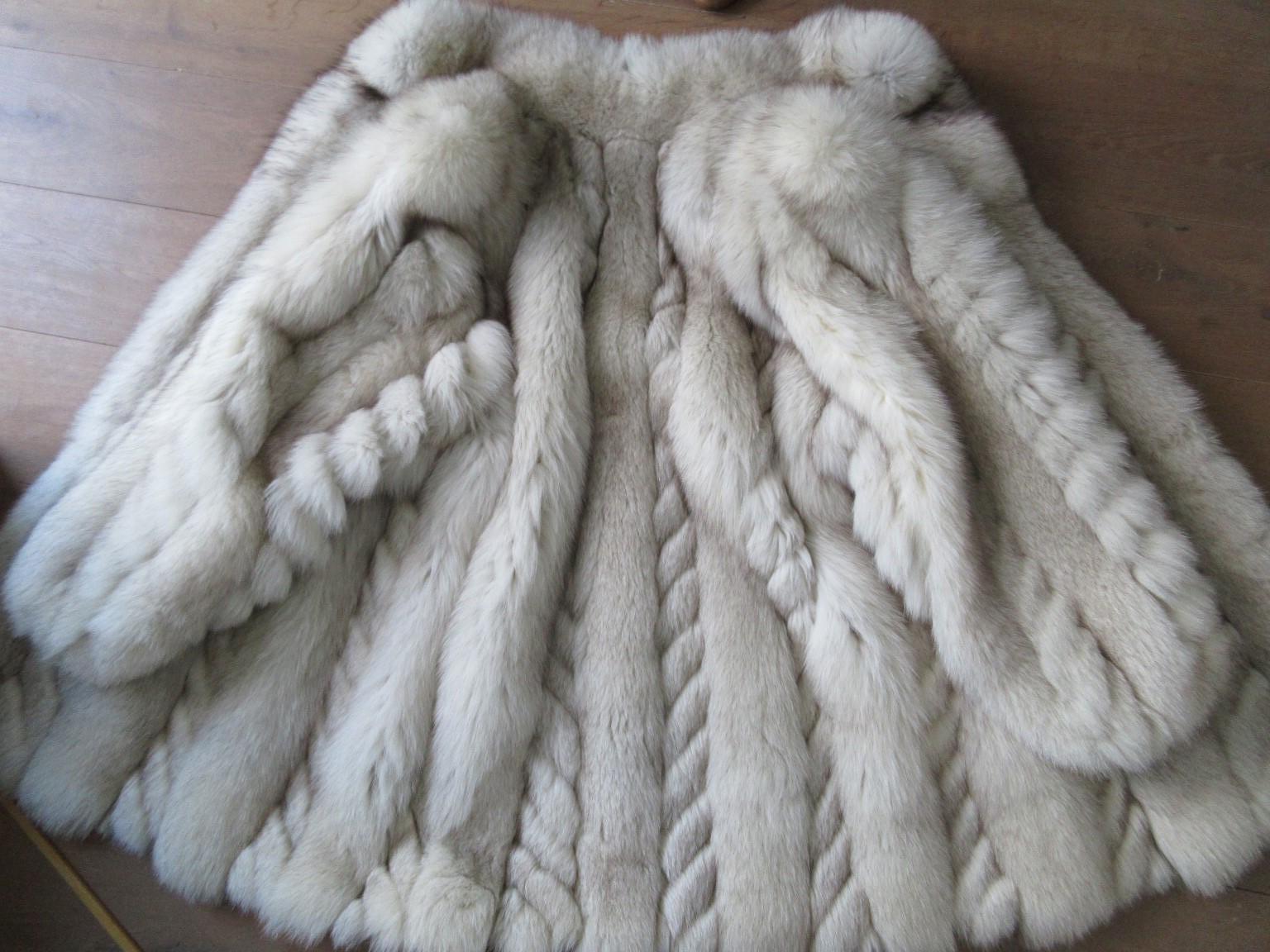 Exclusive Fox White Fur Coat In Good Condition For Sale In Amsterdam, NL