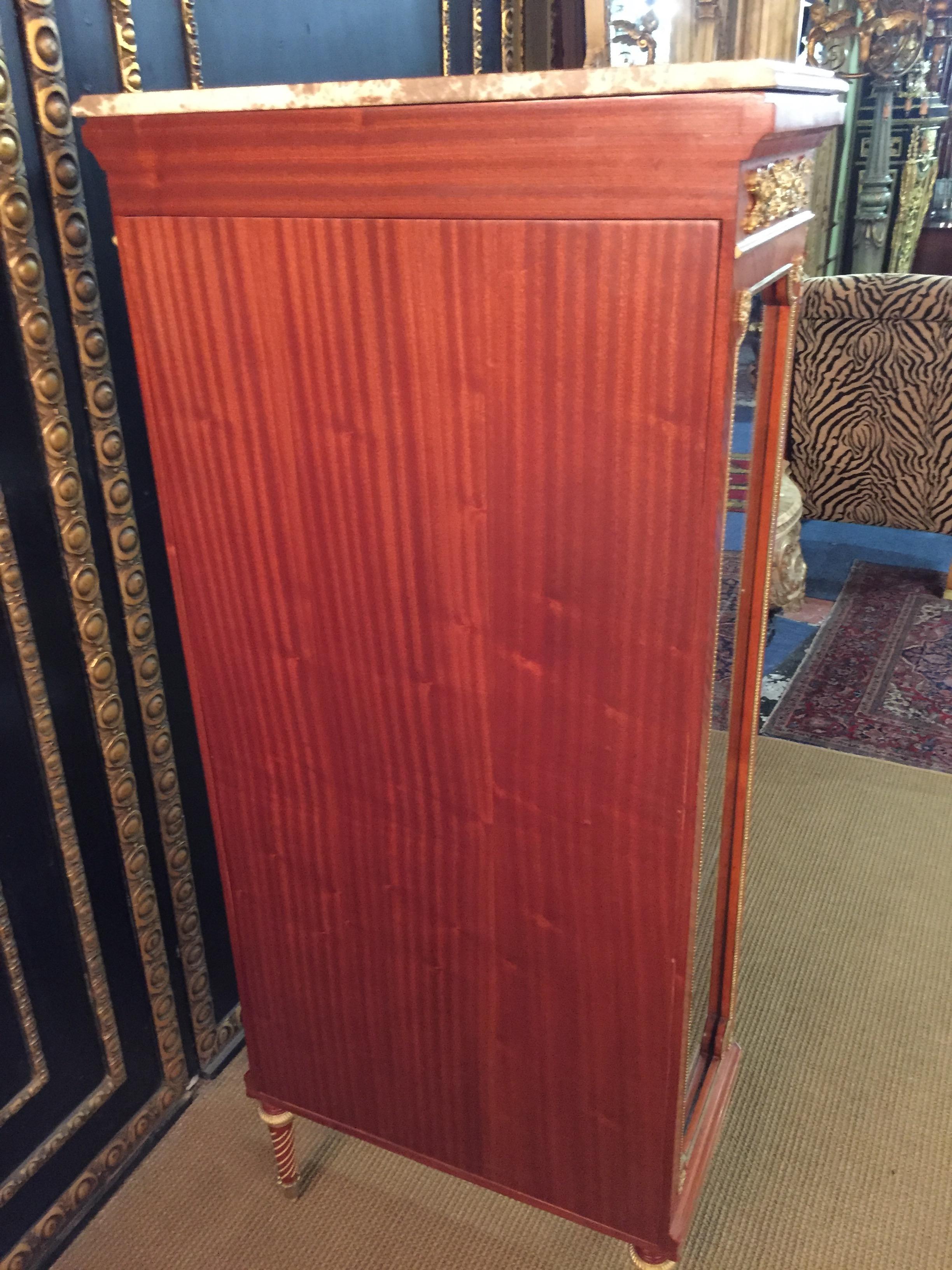 Exclusive French Vitrine in Louis XVI Style Blond Mahogany  12