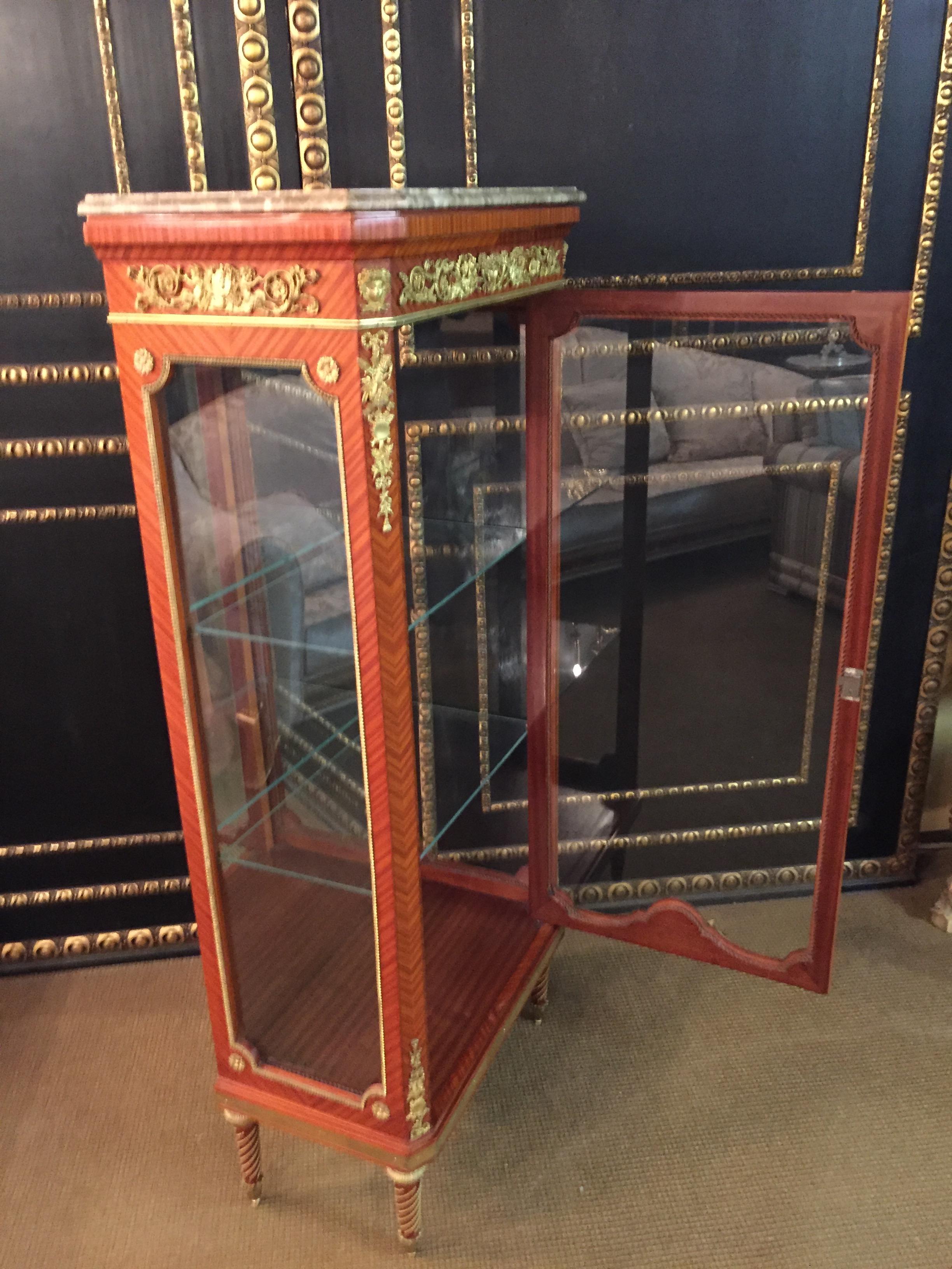 Exclusive French Vitrine in Louis XVI Style Blond Mahogany  In Good Condition In Berlin, DE