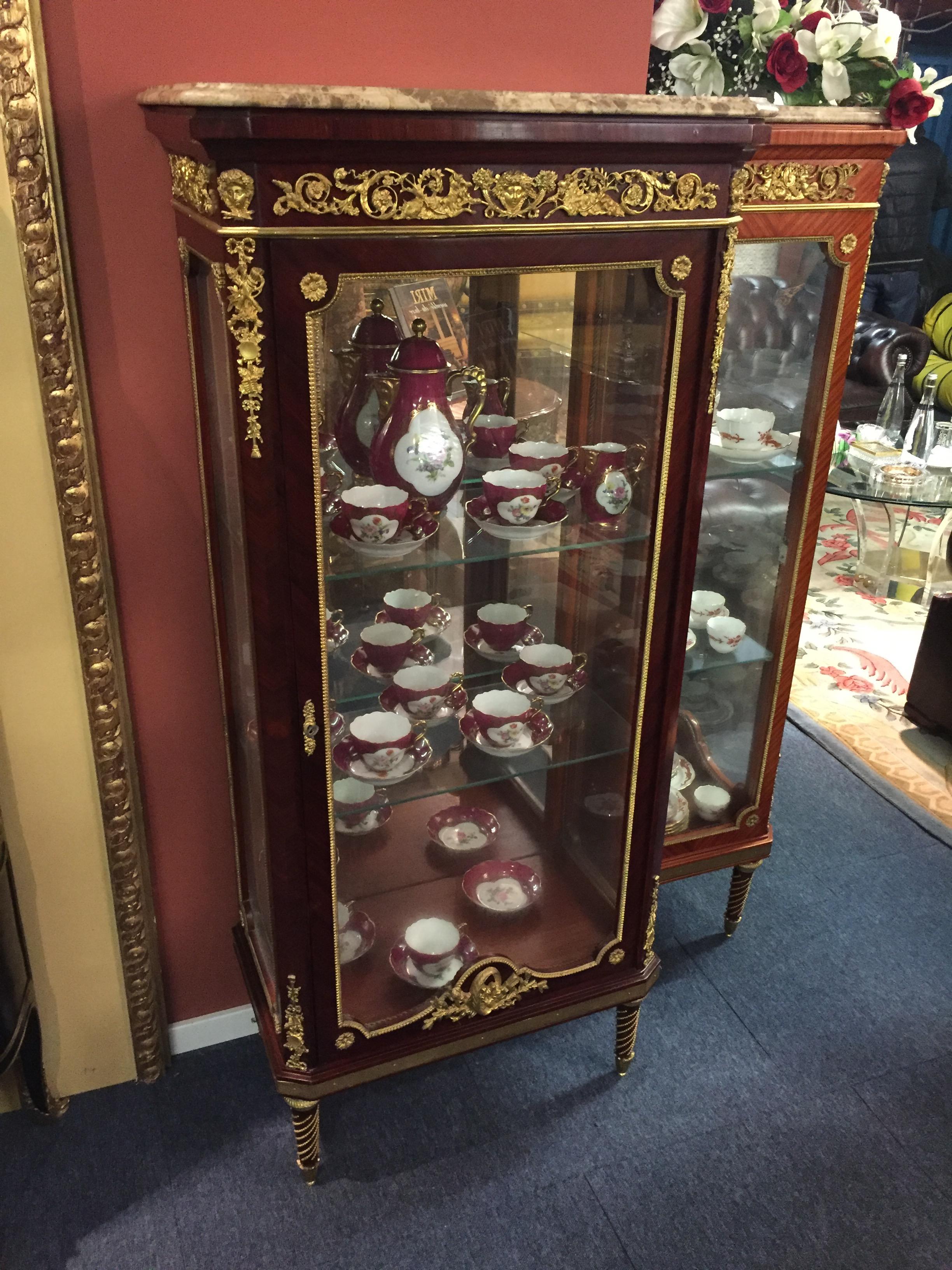 Exclusive French Vitrine in Antique Louis XVI Style Mahogany bronzed In Good Condition For Sale In Berlin, DE