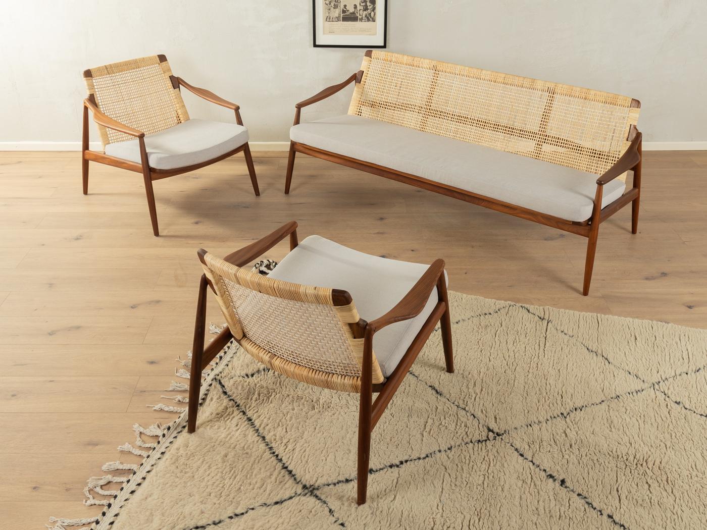 Exklusive Möbelgruppe mit einem Sofa und zwei Sesseln des Typs 400 aus den 1950er Jahren von Hartmut Lohmeyer für Wilkhahn. Hochwertiges Teakholzgestell mit neuem, modernem Flechtwerk. Die Möbelgarnitur wurde neu gepolstert und mit einem