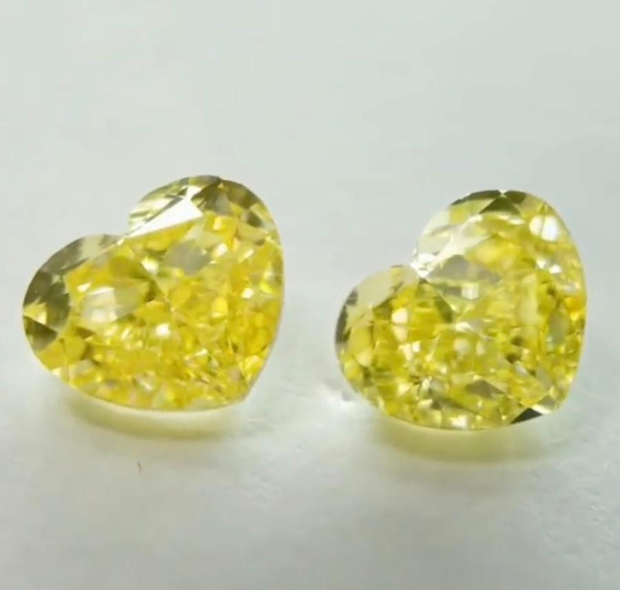 Taille cœur En exclusivité, Ct 2 de diamants jaunes intenses fantaisie taille cœur certifiés GIA en vente