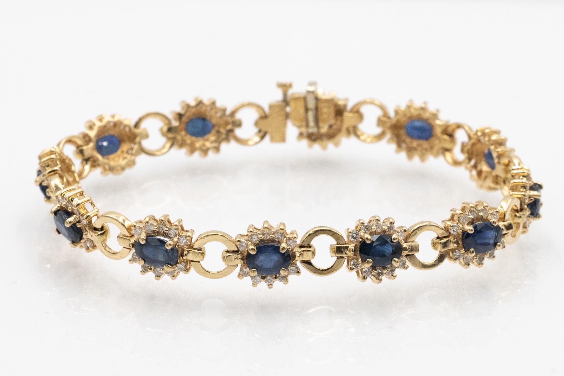 Un bracelet exclusif en or orné de saphirs et de diamants, avec un design de maillons doux et entrelacés.

Fabriqué en or jaune 14 carats (0,585).

Origine : Europe occidentale, seconde moitié du XXe siècle

Décorée de 12 saphirs naturels d'une