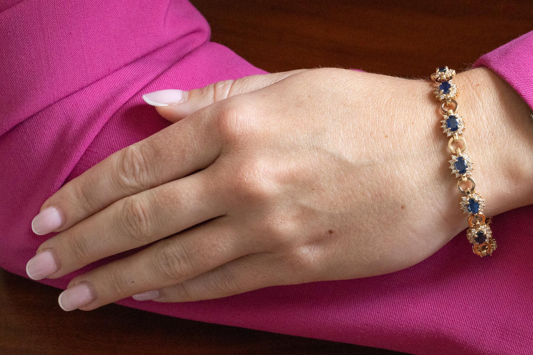 Moderne Bracelet exclusif en or avec saphirs et diamants en vente