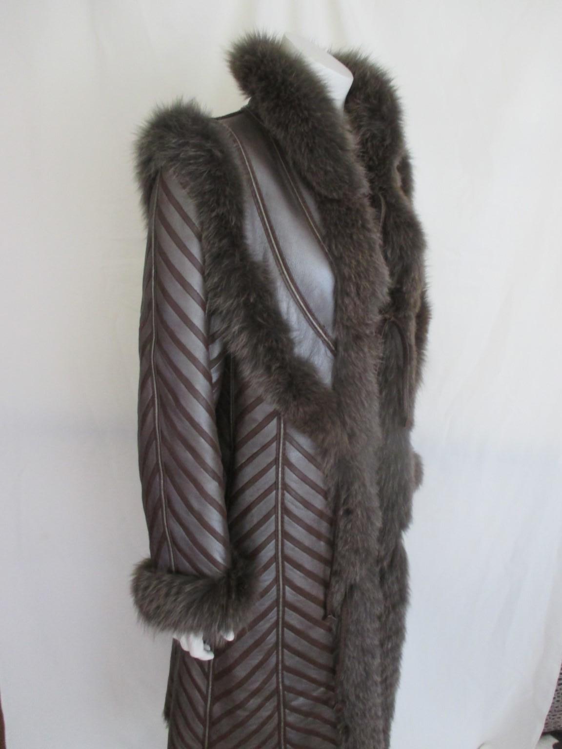 Esclusivo cappotto in pelle con pelliccia di volpe d'agnello chevron in bronzo oro marrone 2