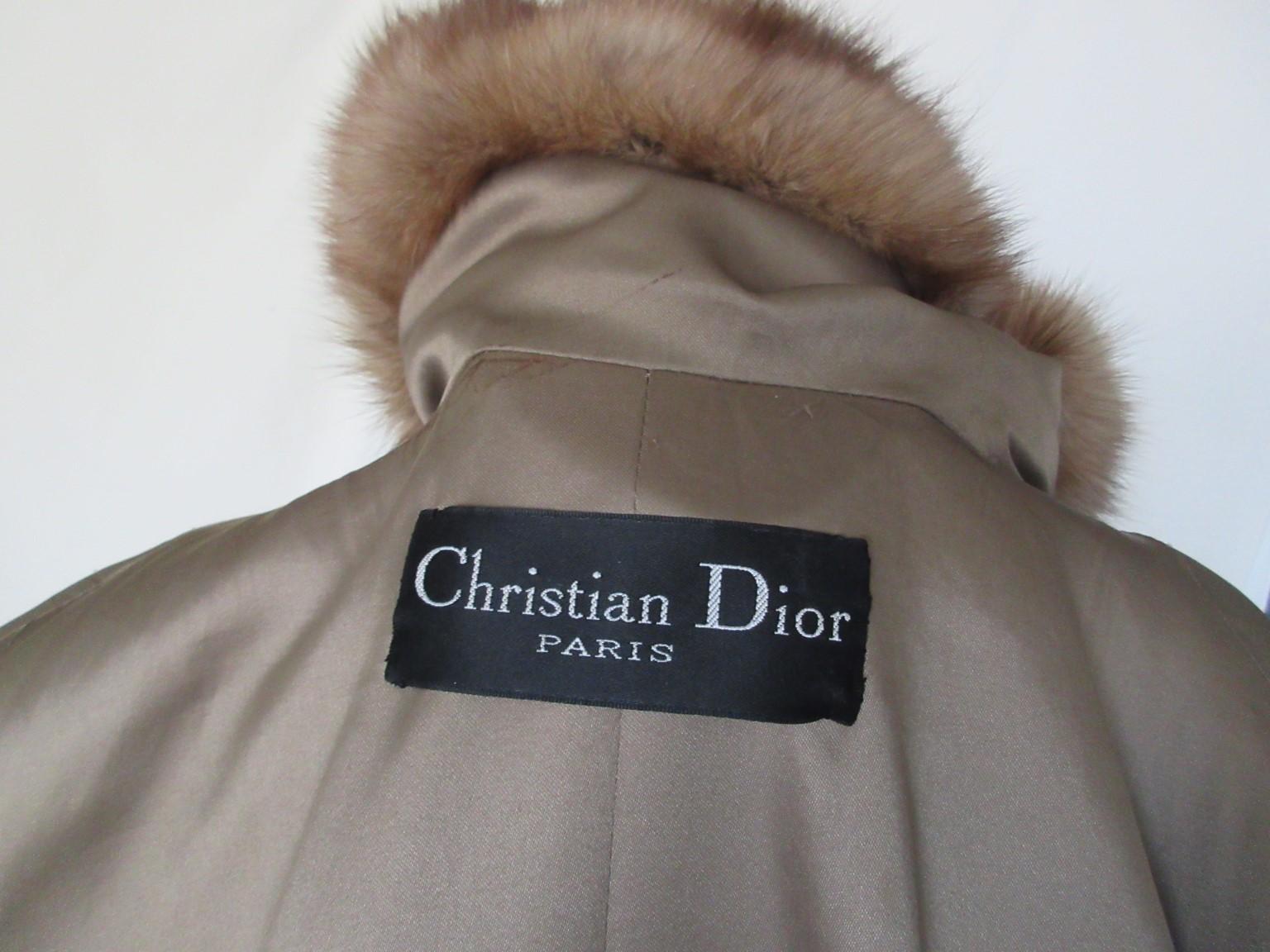 Christian Dior Goldener Zobelpelzmantel  im Zustand „Gut“ im Angebot in Amsterdam, NL