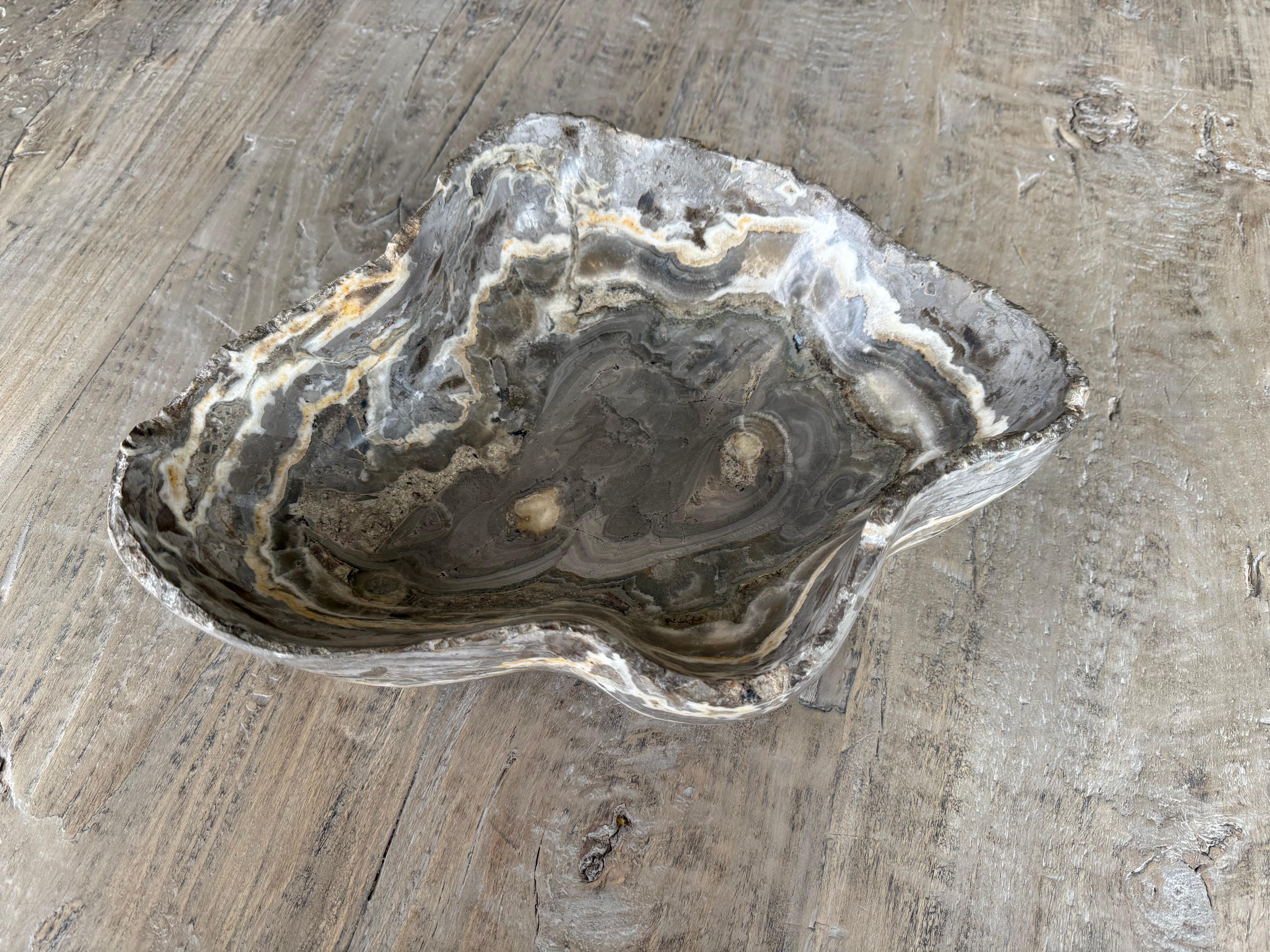 Handcrafted
Exclusive hand-carved marble bowl.
Pure organic shape with a velvety finish. The edges are roughened at the end cap.
A truly unique piece that beautifully accentuates the color nuances of the marble block.

One of a kind

We ship